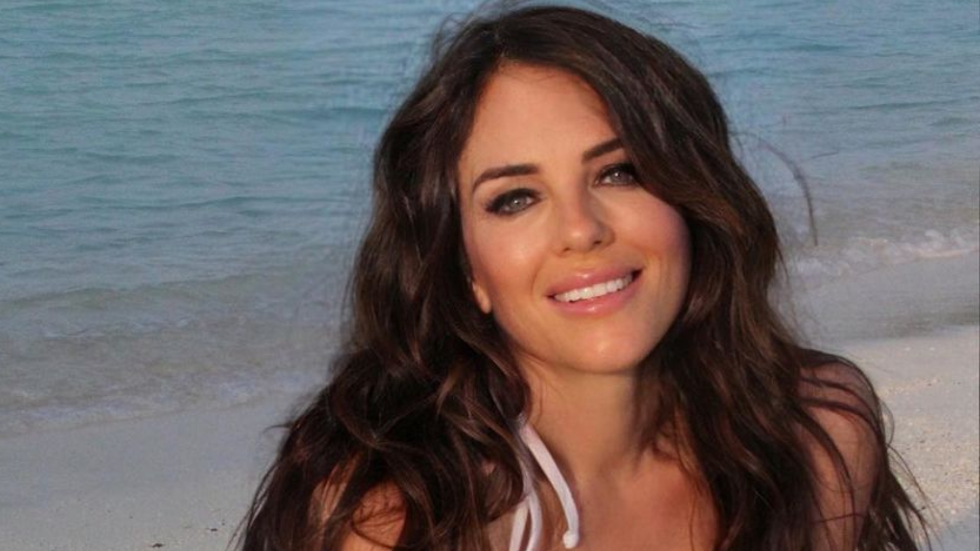 Elizabeth Hurley Sorprendió Con Un Bikini Blanco En Las Playas De