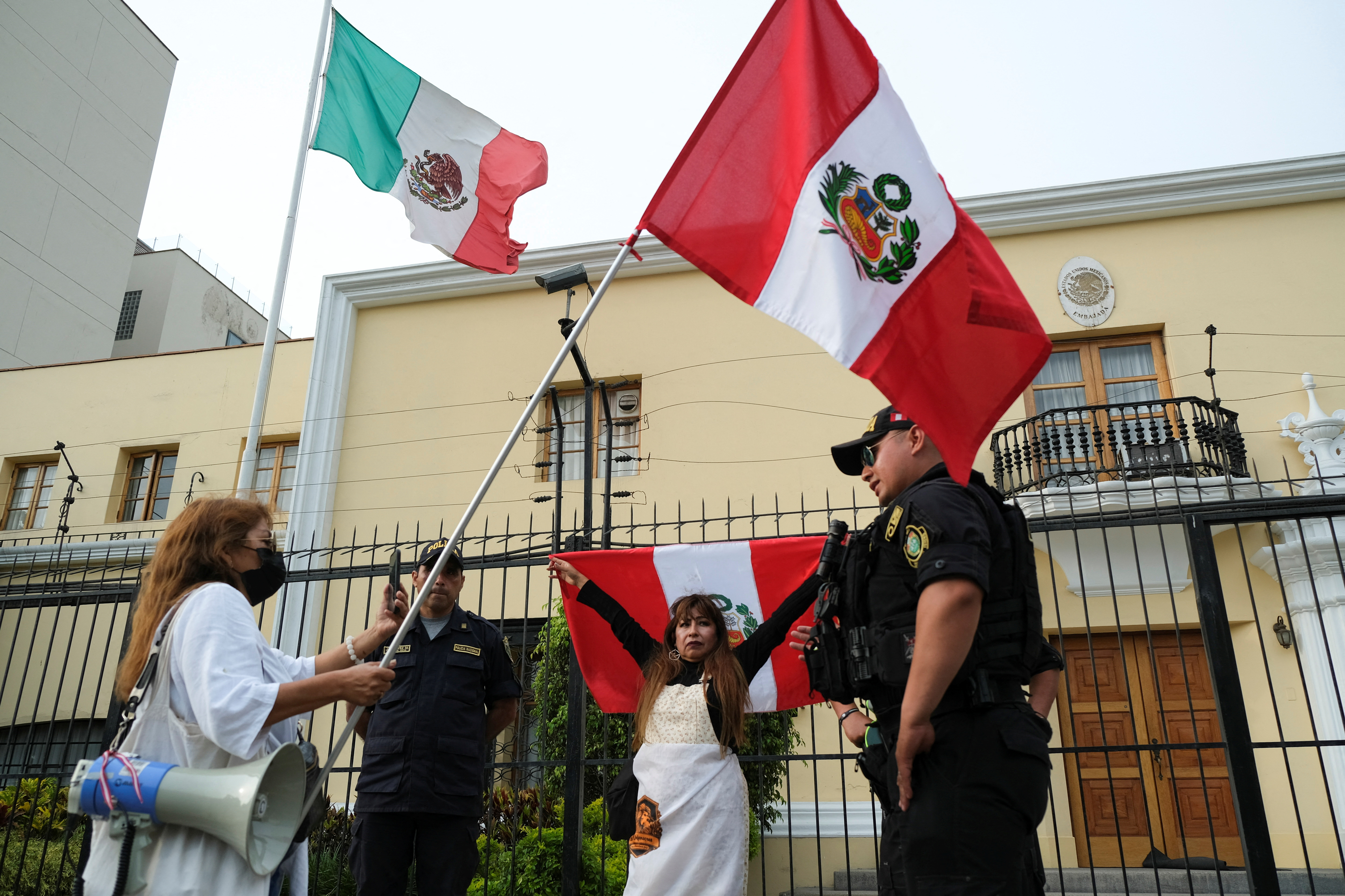 Manifestantes en Perú al exterior de la embajada de México (REUTERS/Liz Tasa)