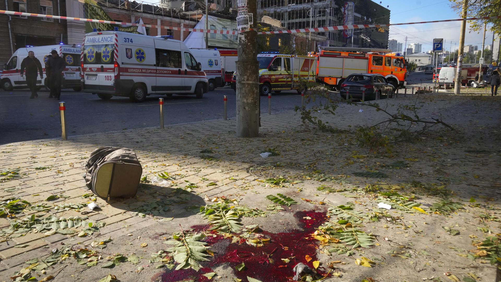 Una vista de la sangre en el suelo en la escena del bombardeo ruso. Múltiples explosiones sacudieron Kyiv el lunes temprano luego de meses de relativa calma en la capital ucraniana.
