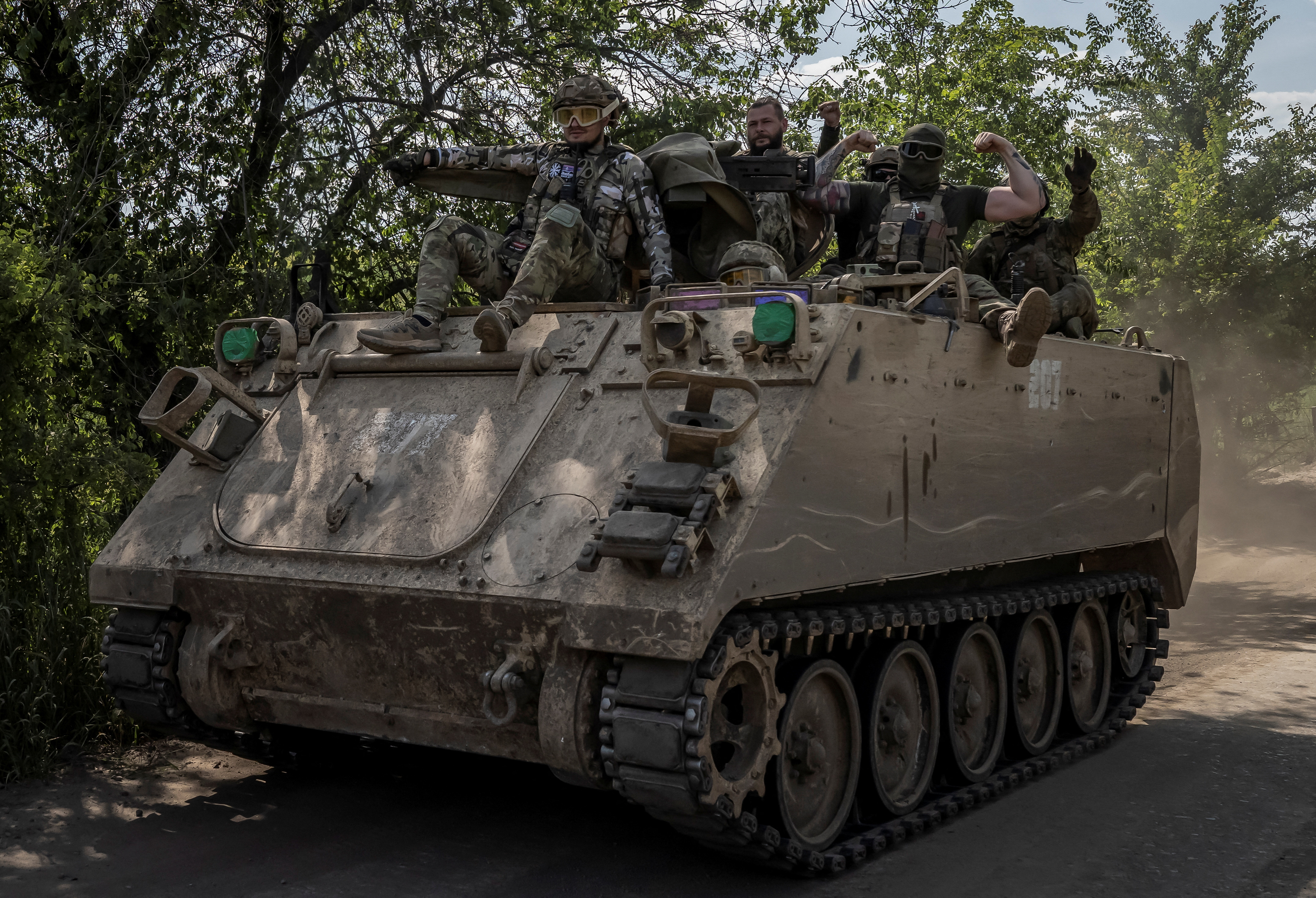 Soldados ucranianos avanzan en un vehículo blindado de transporte de tropas M113 cerca de la ciudad de Bakhmut (REUTERS/Viacheslav Ratynskyi)