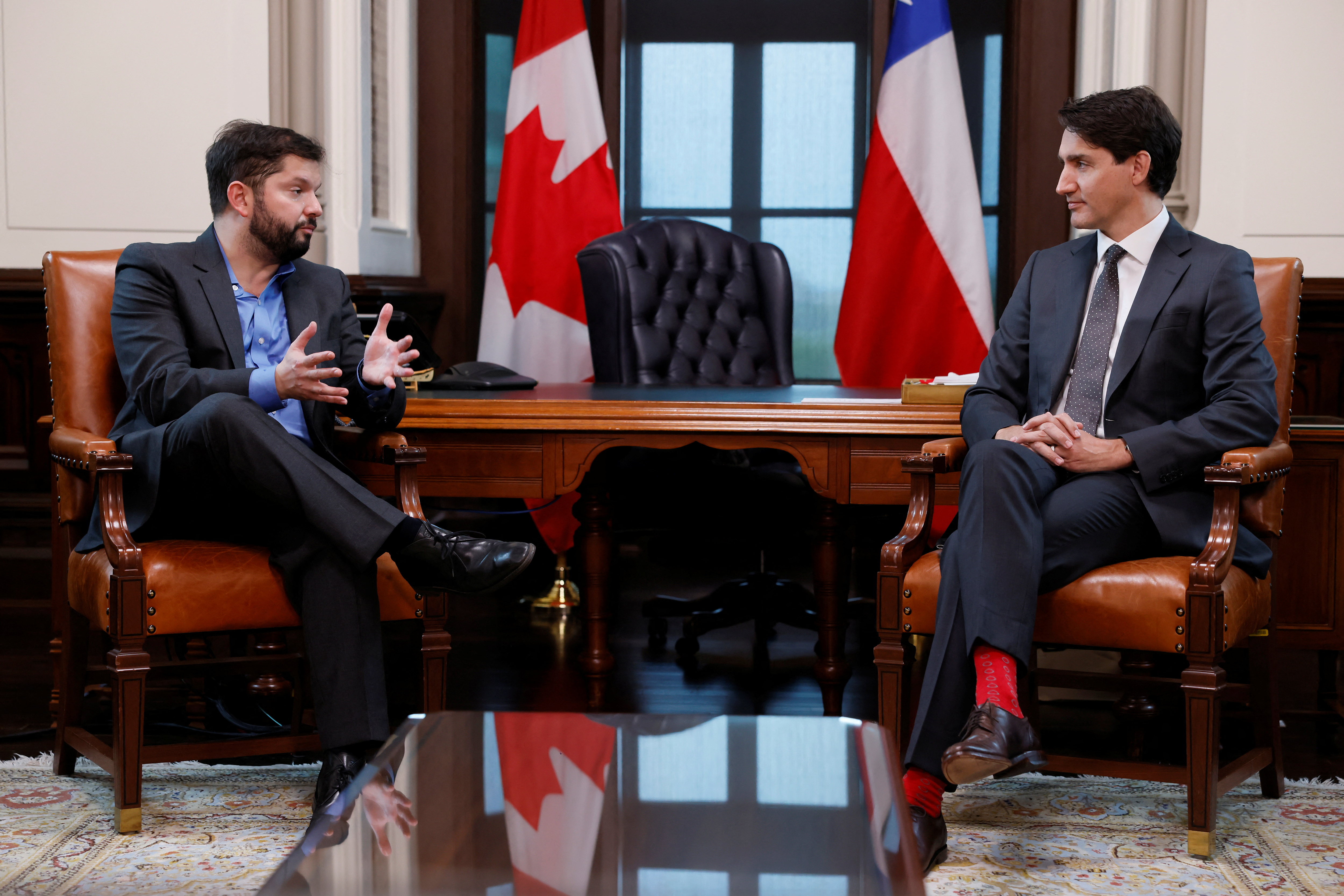 El primer ministro de Cánada Justin Trudeau se encontró con el presidente chileno Gabriel Boric. Después del enclave formal salieron a tomar una cerveza y nadie les dijo nada (REUTERS/Blair Gable)