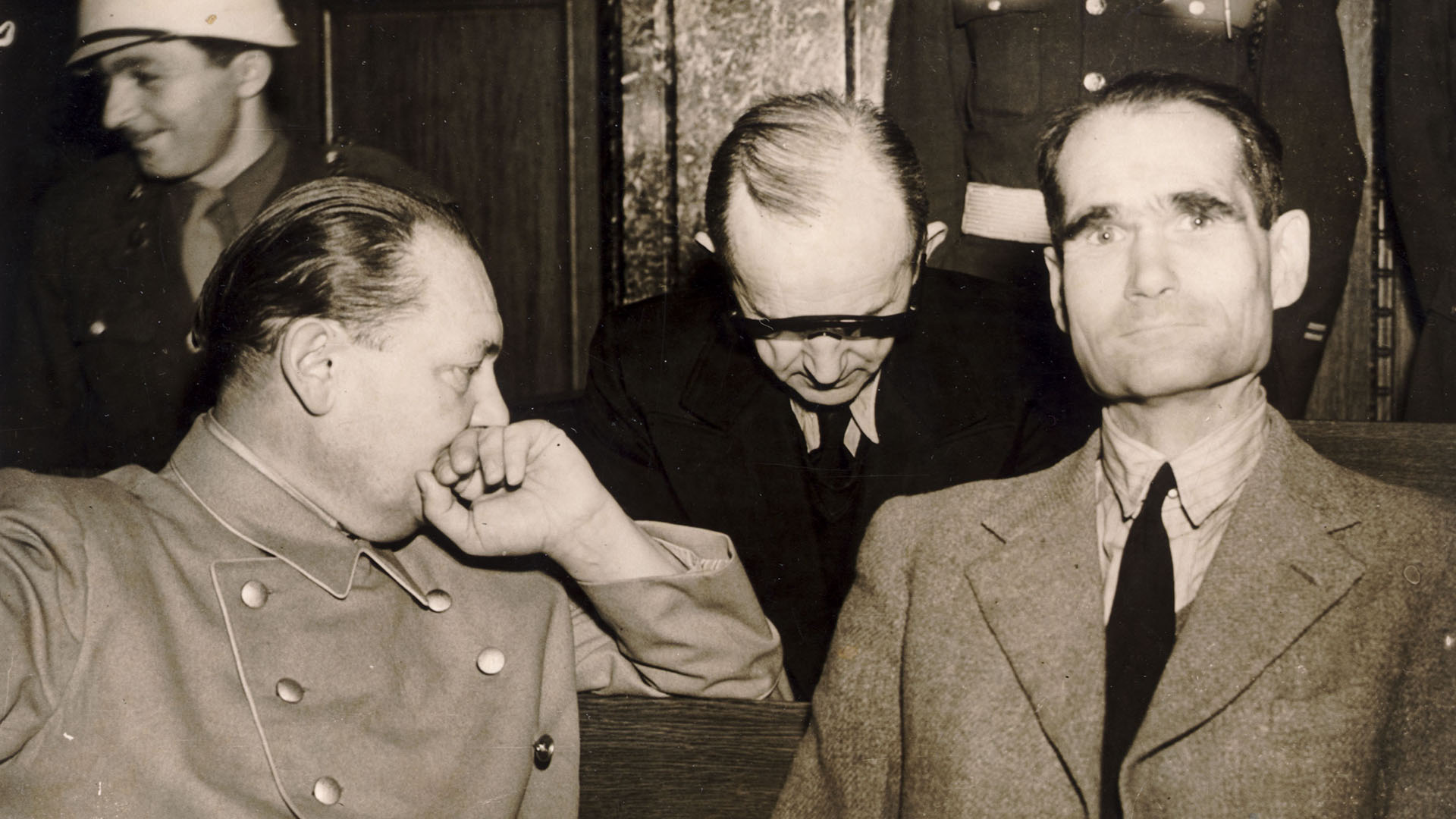 Rudolph Hess y Hermann Goring intercambian impresiones durante el juicio de Nuremberg. Shutterstock 