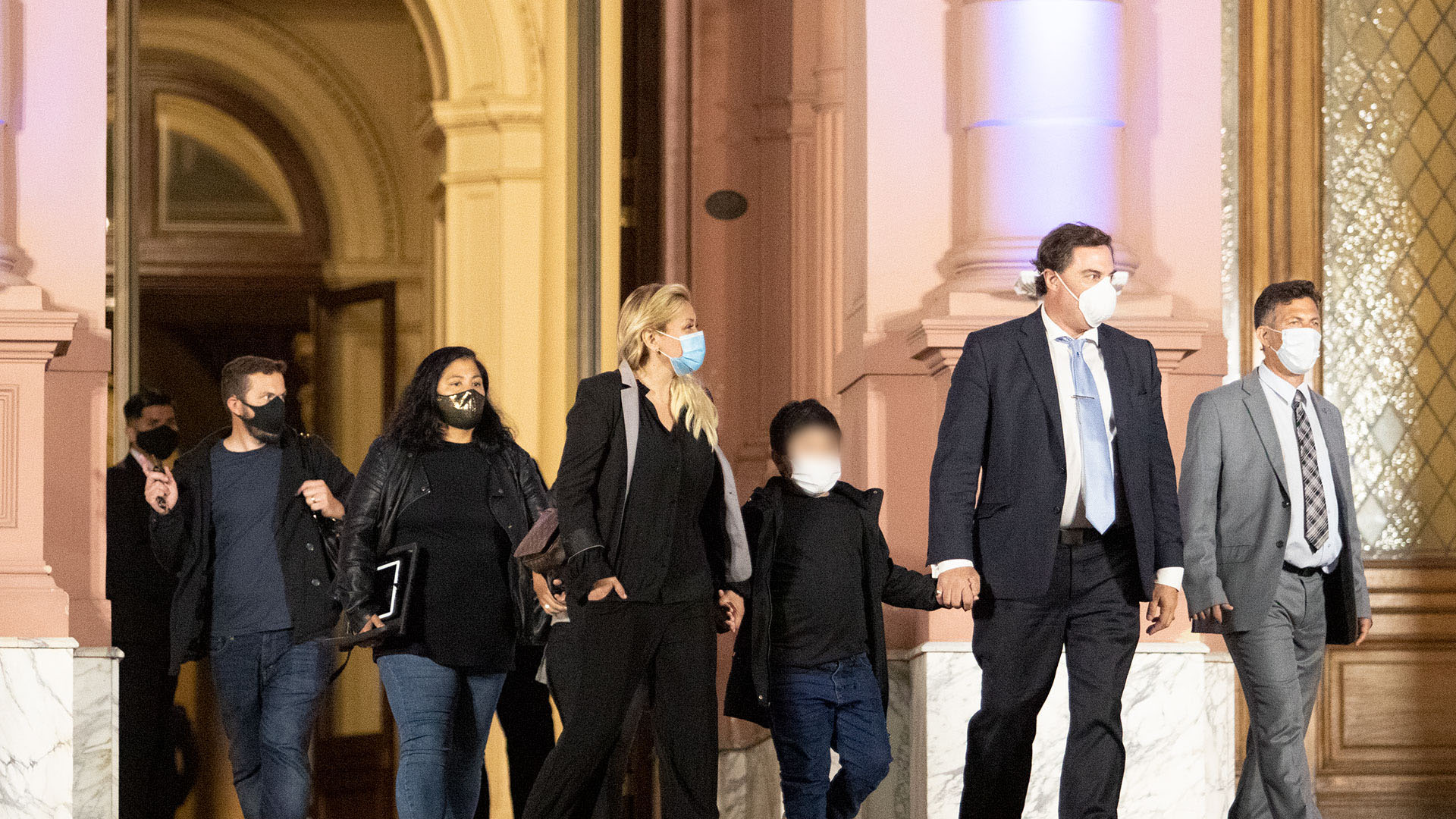 Verónica Ojeda, su hijo Diego Fernando Maradona, en la entrada de Casa Rosada 