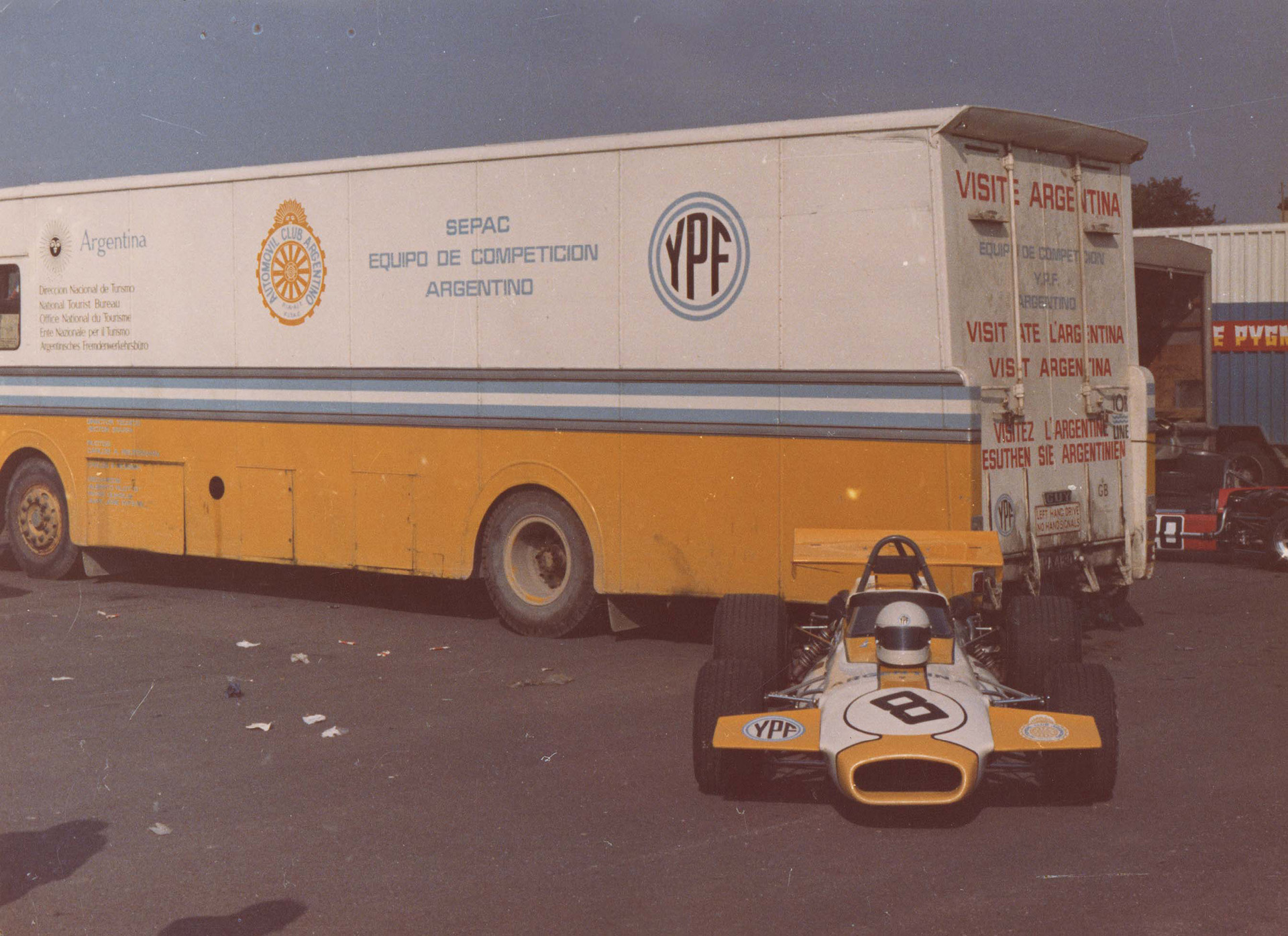 El camión del equipo ACA-SEPAC y uno de los Brabham BT 30. Nótese el "visite Argentina" en cinco idiomas: español, italiano, inglés, francés y alemán (Prensa ACA).