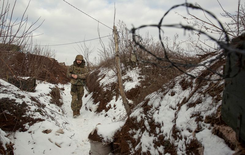 Un soldado ucraniano en la frontera con Rusia (REUTERS/Anna Kudriavtseva)