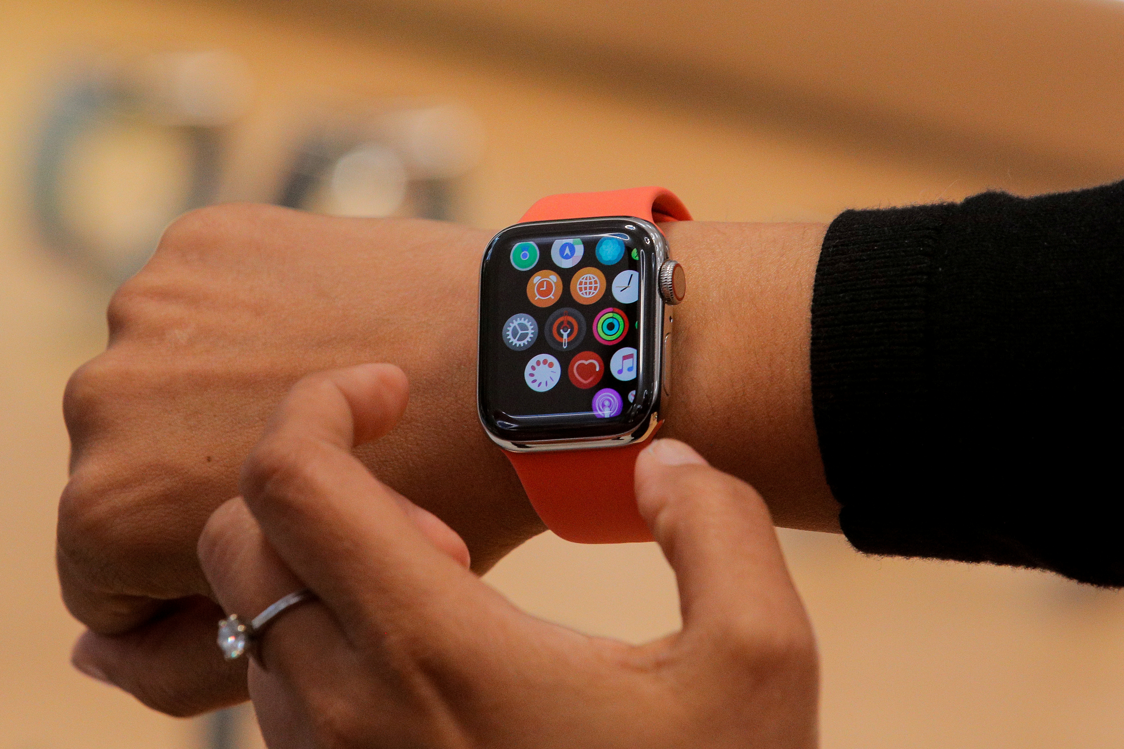 El Apple Watch fue uno de los dispositivos que han ganado terreno durante la crisis de salud global. (REUTERS/Brendan McDermid/archivo)