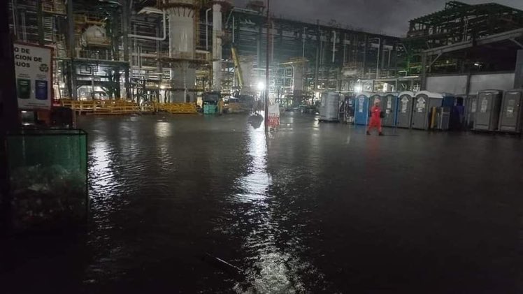 Inundación en refinería de Dos Bocas (Foto: Twitter)
