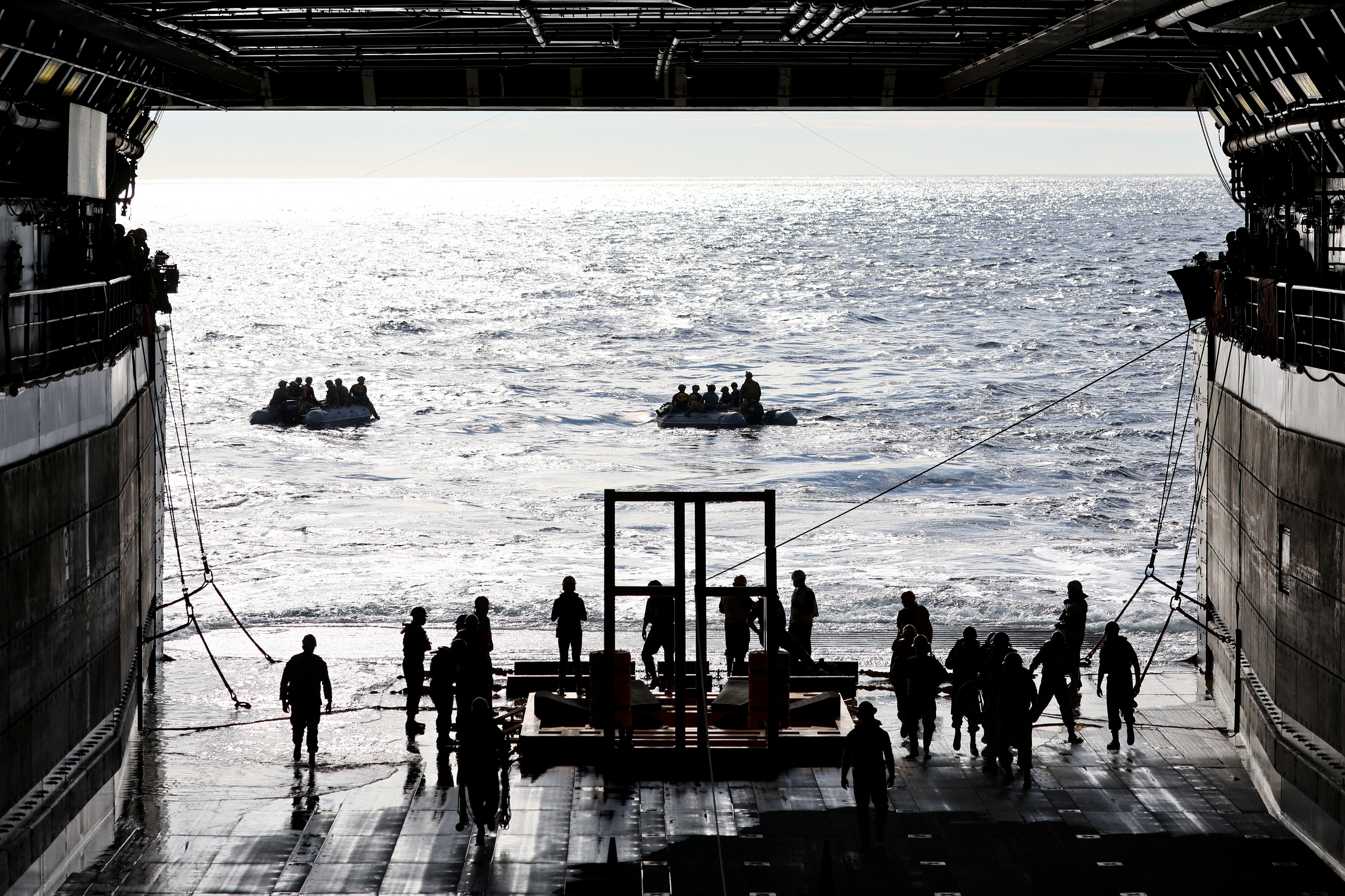 Buzos de la Marina parten para recuperar la cápsula  (Mario Tama/Pool via REUTERS)