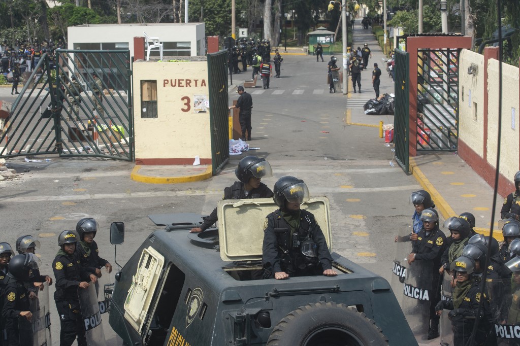Algunos de los estudiantes que viven en San Marcos se filmaron cuando la policía los obligaba a salir de sus habitaciones.