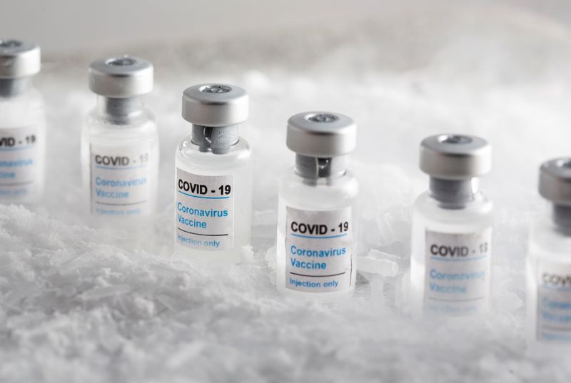 En menos de un año hubo varios desarrollos de vacunas contra el coronavirus - REUTERS/Dado Ruvic/Illustration