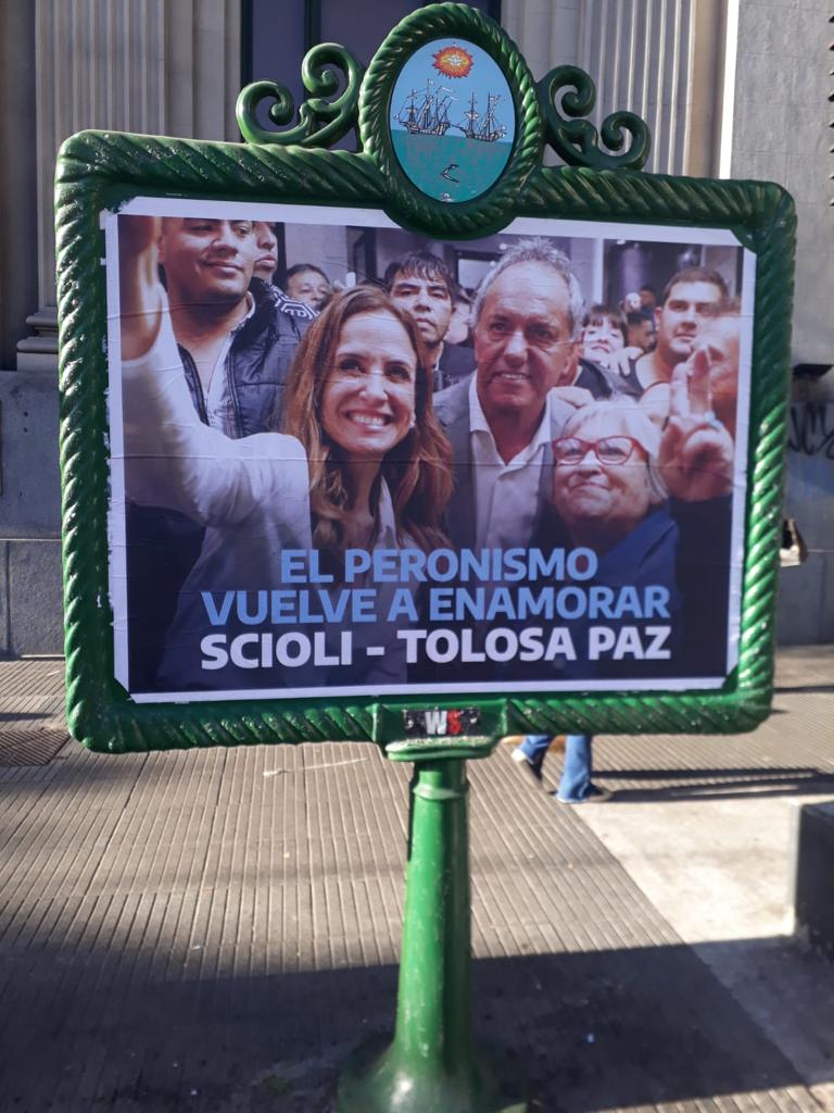 Afiche de Daniel Scioli y Victoria Tolosa Paz. La cartelería en las calles bonaerenses tiene el estilo histórico de Albistur