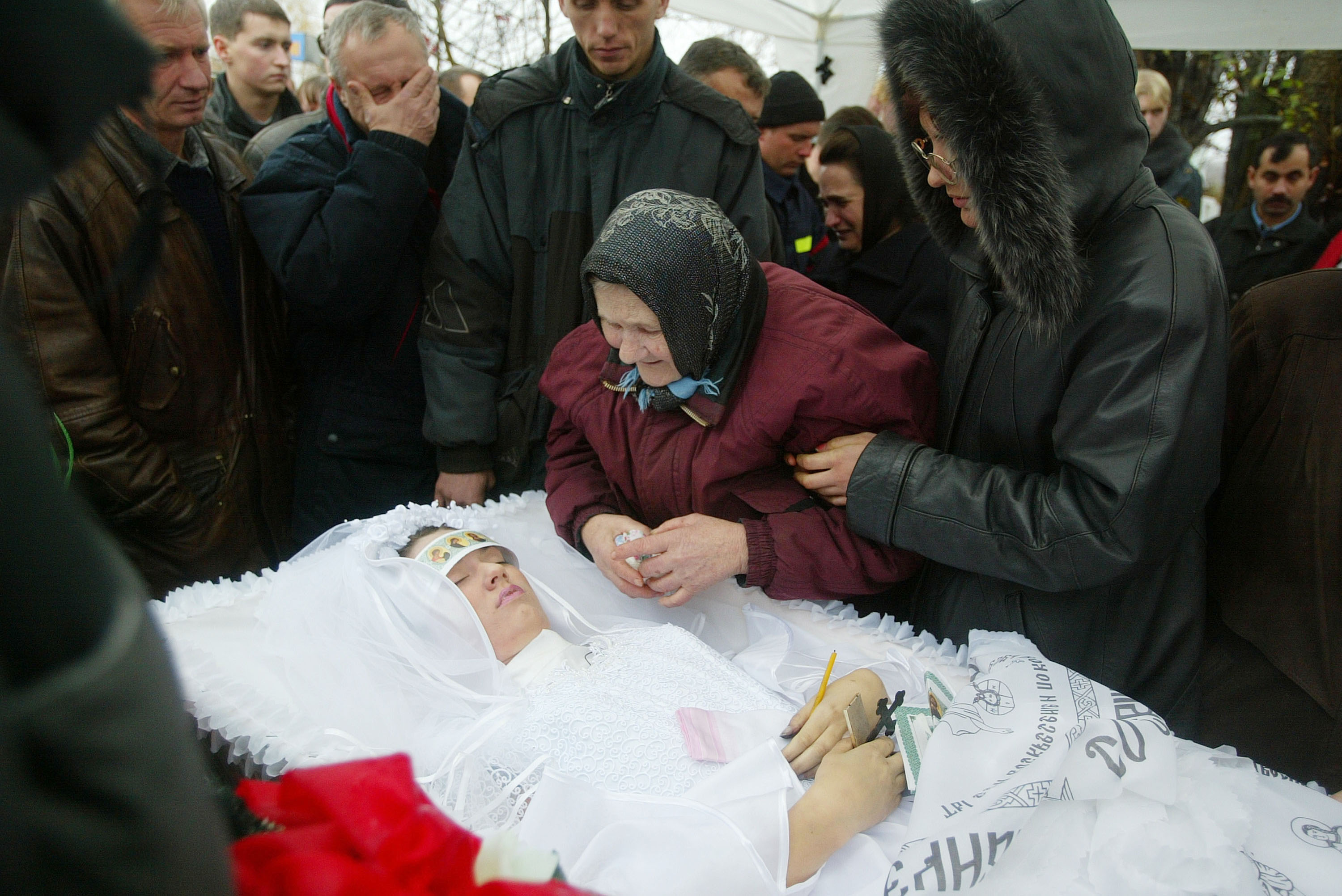 30 de octubre de 2002: el velatorio de Elizabeth Starkov, de 16 años, durante su funeral y el de su padre, el policía Alexander Starkov, de 39, Ambos murieron por los efectos de los gases lanzados por las fuerzas especiales, un mal menor, según las autoridades  (Photo by Pascal Le Segretain/Getty Images)