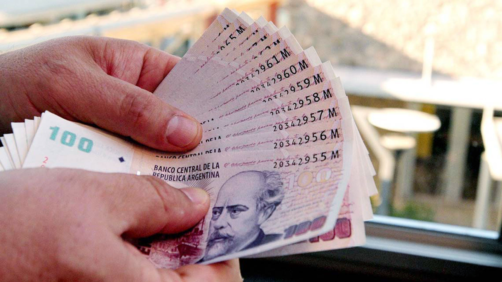 Dos de cada tres billetes en circulación son de 100 pesos. (Infobae)