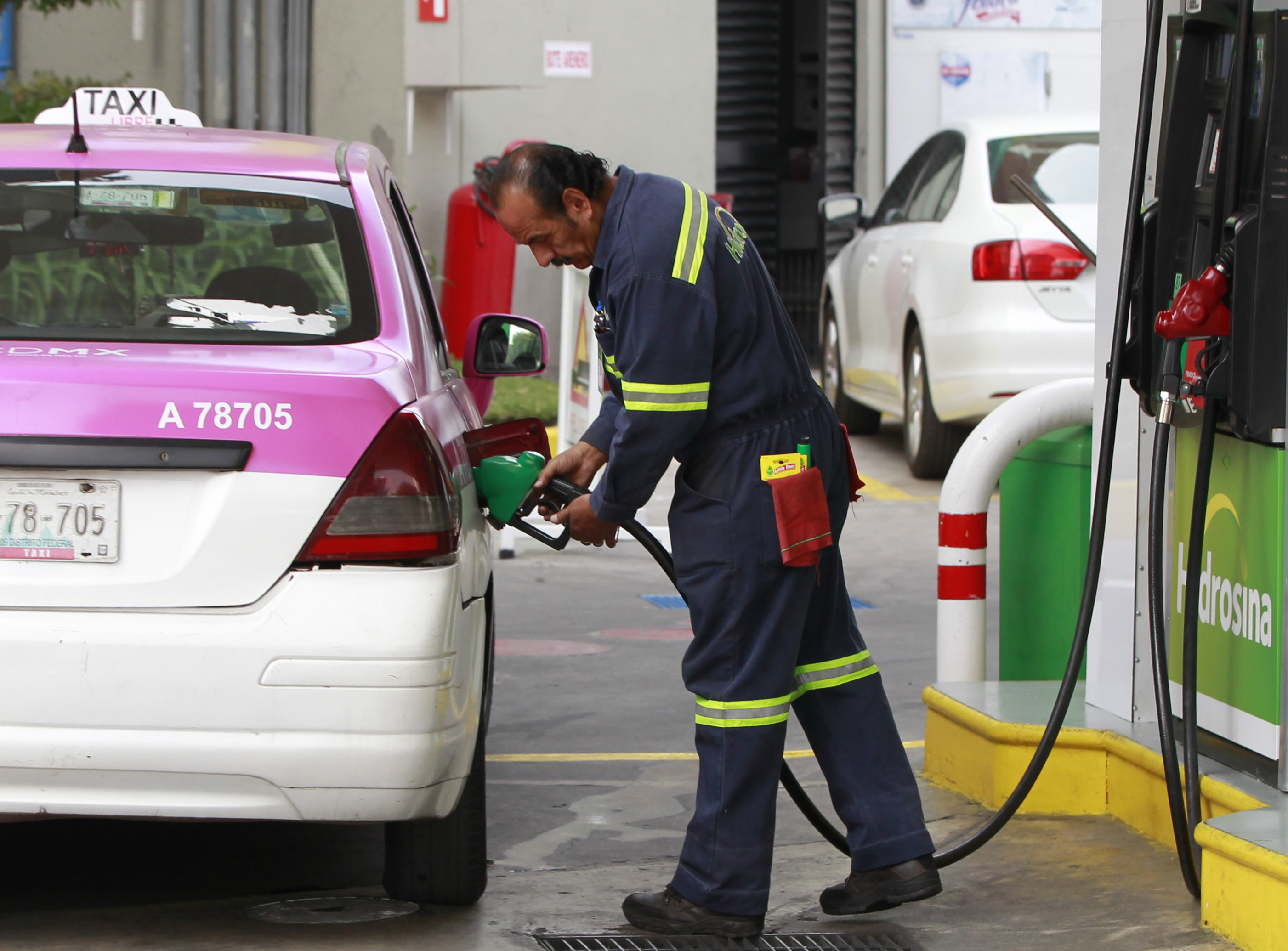Fotografía de archivo en la que un hombre despacha gasolina en Ciudad de México (México). EFE/Mario Guzmán
