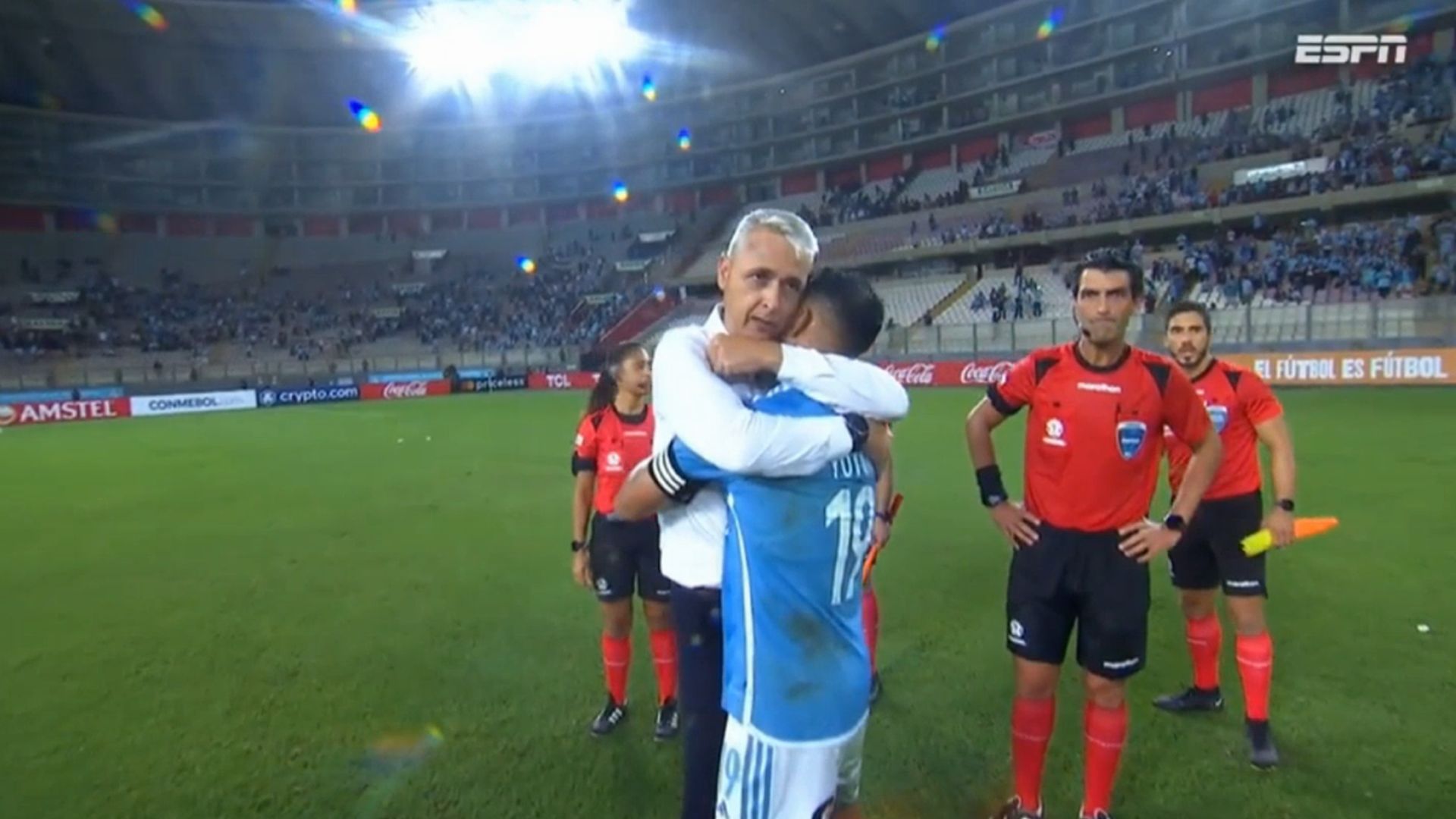 Conmovedor abrazo de Tiago Nunes con Yoshimar Yotún tras la victoria de Sporting Cristal por Copa Libertadores
