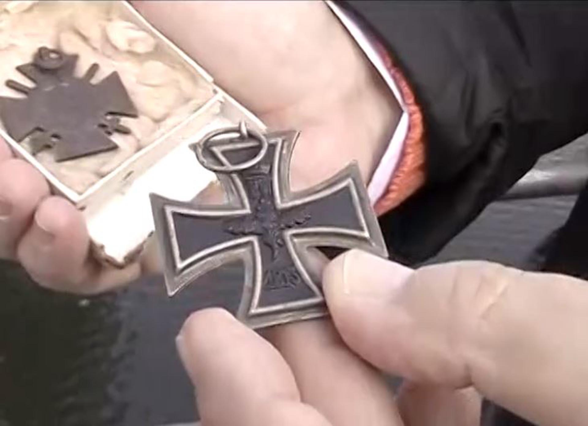 Las cruces de Hierro y Plata que mostró el padre de Pedro a la Gestapo. Era una héroe de la Primera Guerra Mundial y eso les permitió salir de Alemania (Captura de Tongshan Road 818)
