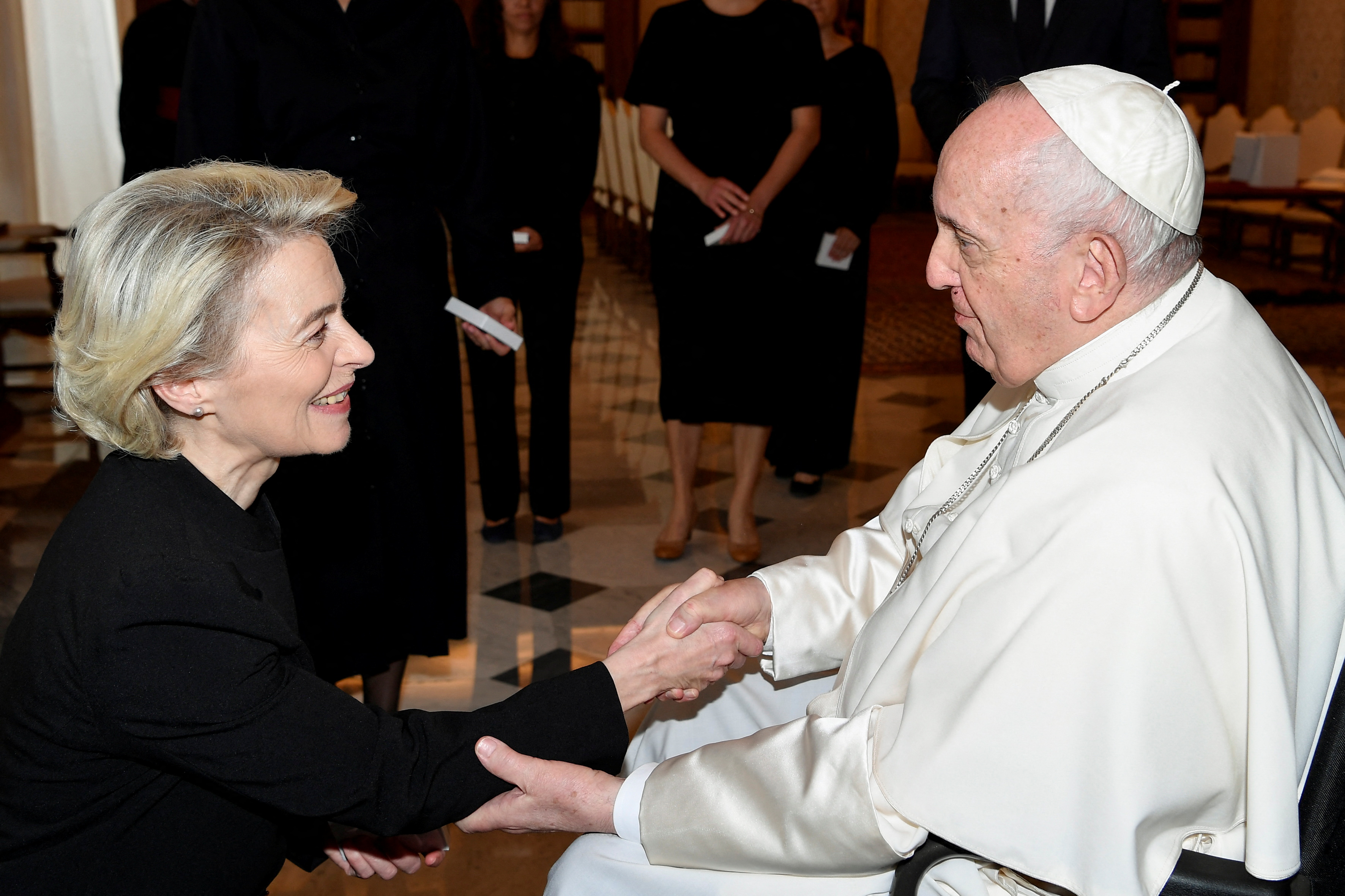 El papa Francisco se reúne con la presidenta de la Comisión Europea, Ursula von der Leyen, en el Vaticano el 10 de junio de 2022. Vatican Media/Handout via REUTERS