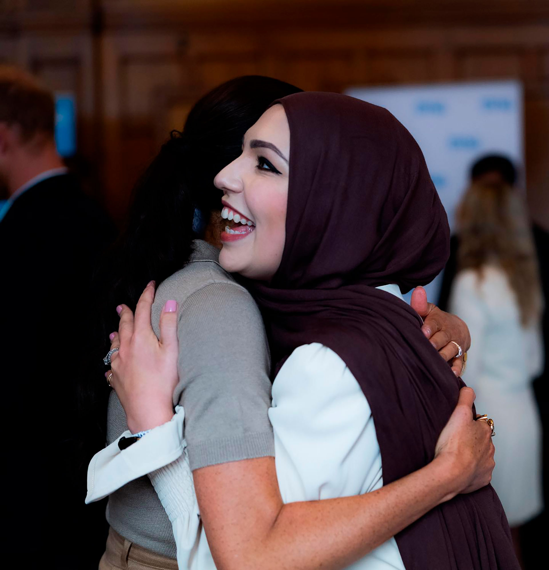 Meghan abrazando a la activista de derechos civiles Isra Chaker (Misan Harriman)