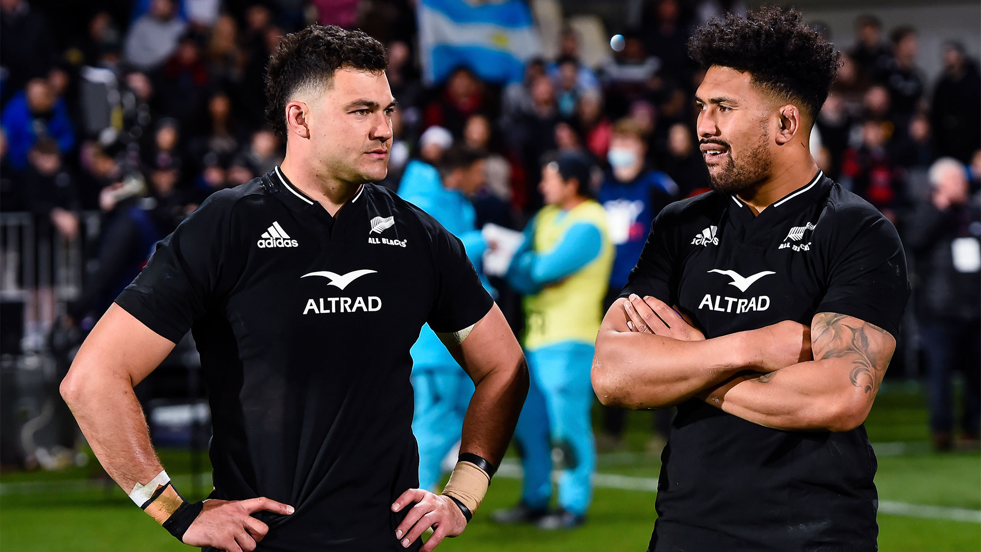 David Havili y Ardie Savea intercambian palabras tras la derrota de los All Blacks (John Davidson/Photosport via AP)