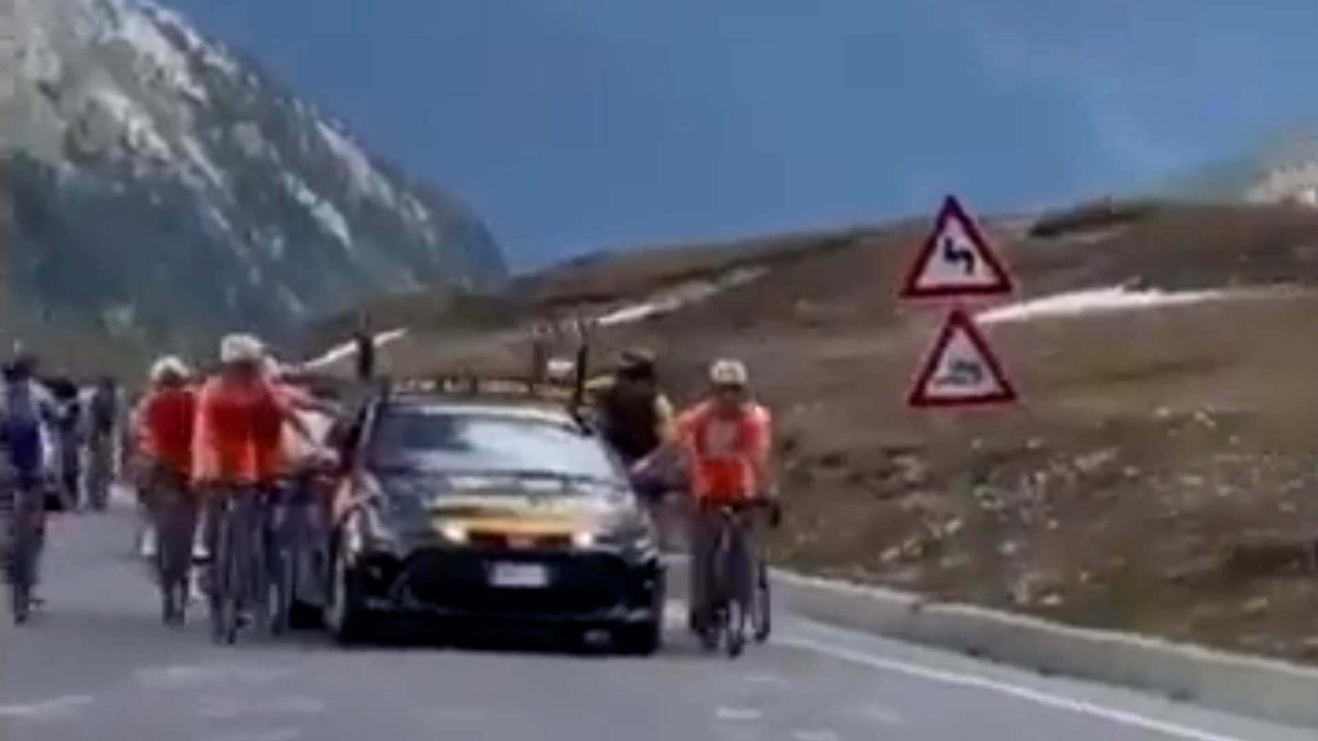 Escándalo en Italia: 31 ciclistas fueron filmados haciendo una burda trampa en una de las competencias más prestigiosas de Europa 