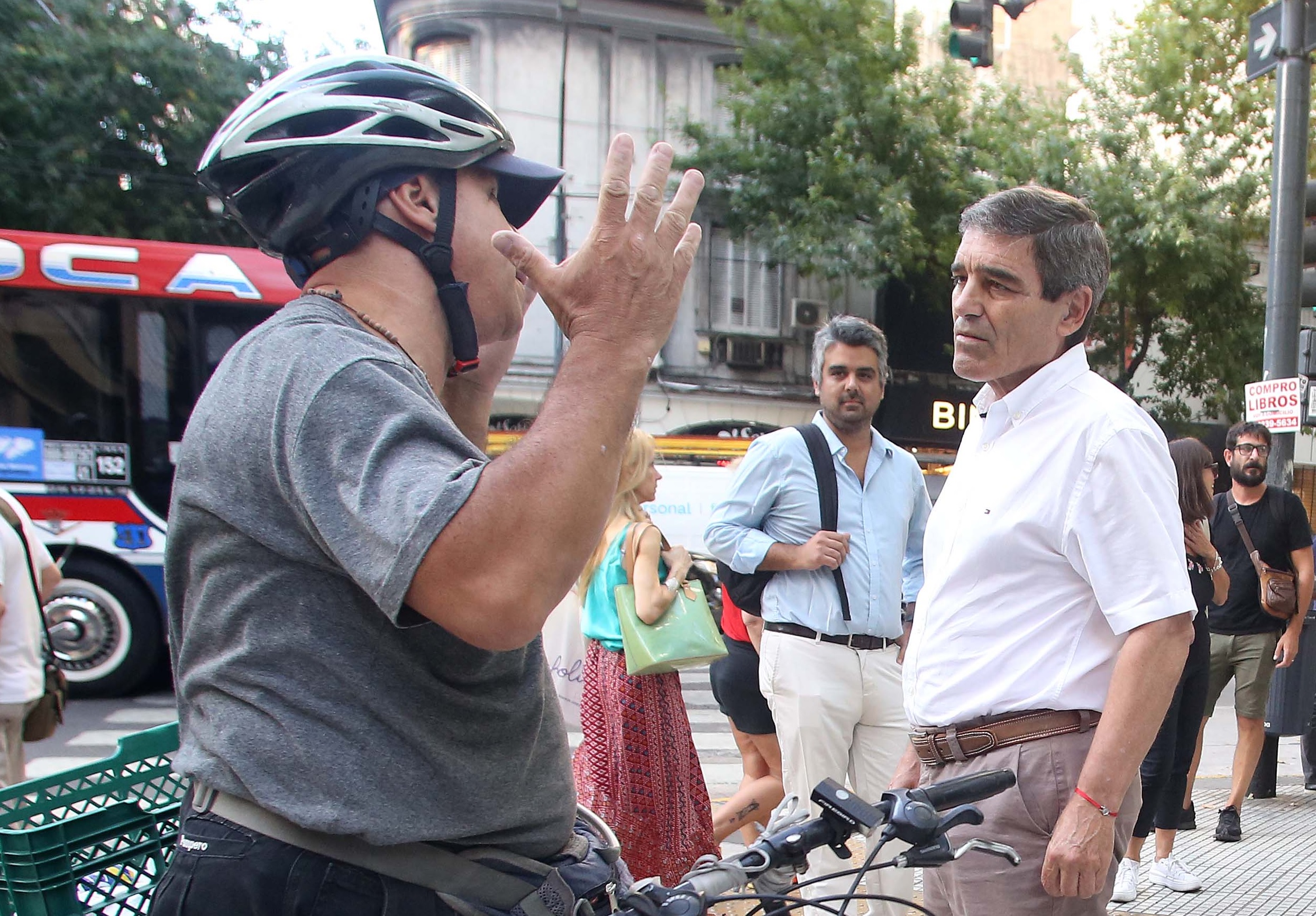 El Ministro de Salud porteño salió a la calle a hablar con vecinos, en el marco de su campaña como precandidato a Jefe de Gobierno