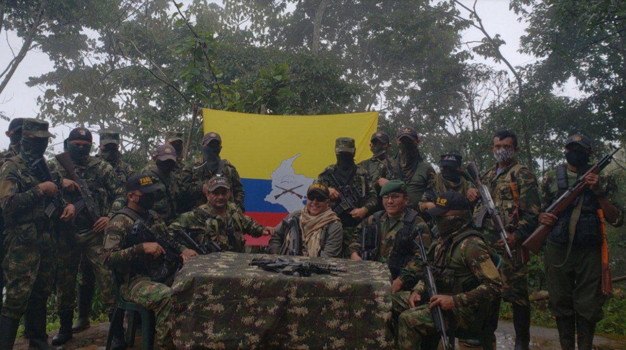 Santrich, con anteojos de sol en el centro de la foto, junto a un grupo de disidentes de las FARC