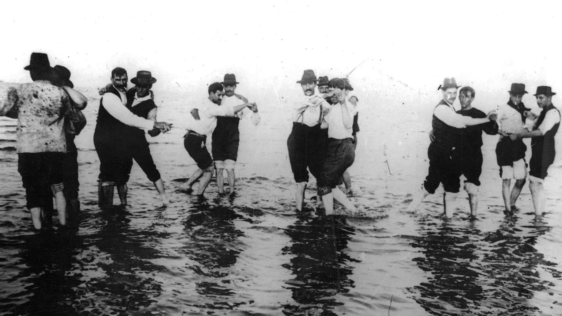Hombres argentinos bailando tango en la orilla del río en el año 1904 (Crédito: Archivo General de la Nacion Argentina)
