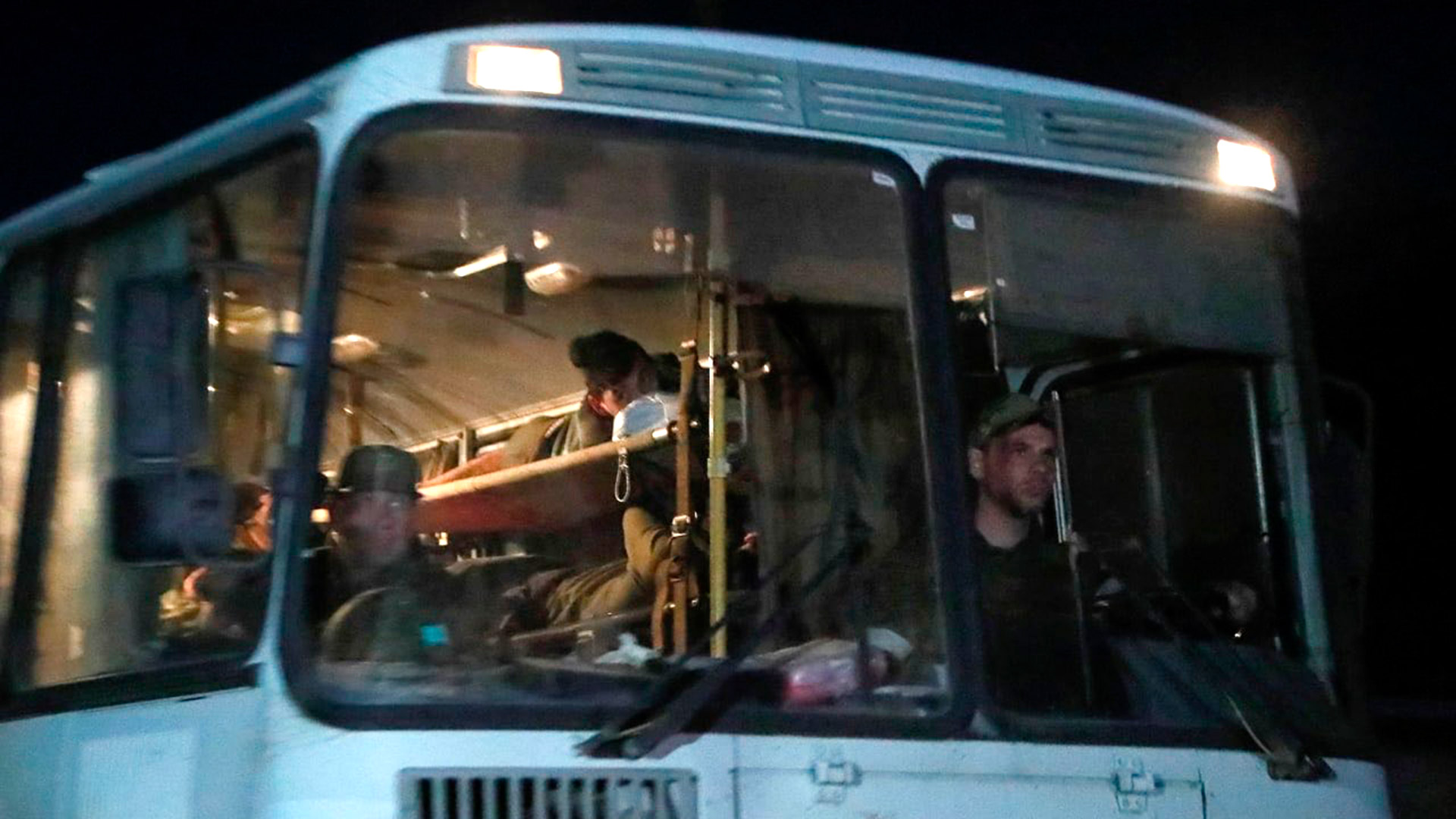 Una docena de autobuses que transportaban a militares ucranianos que estaban escondidos en la planta siderúrgica