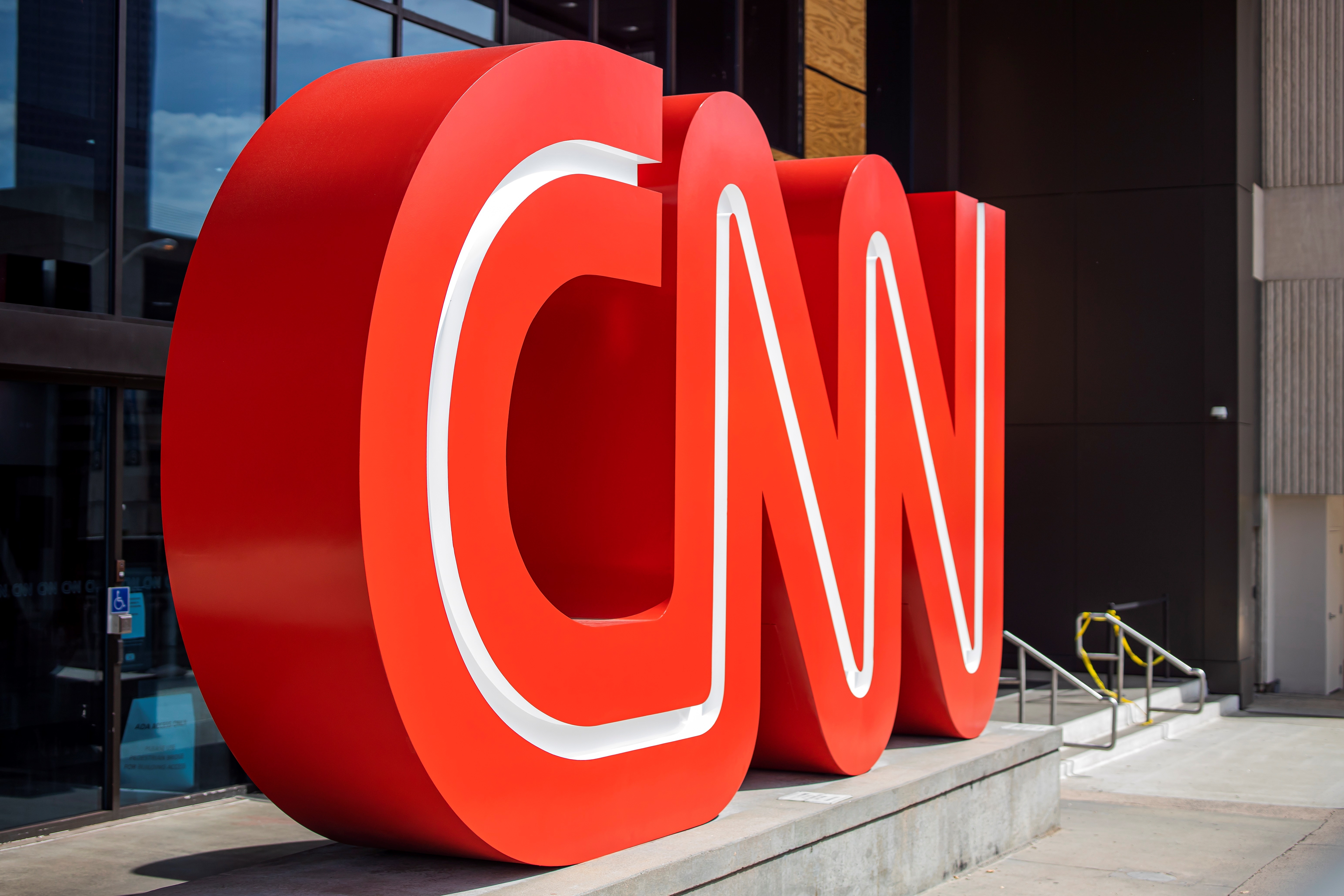 Un logo de CNN en una de sus oficinas (Foto: EFE)
