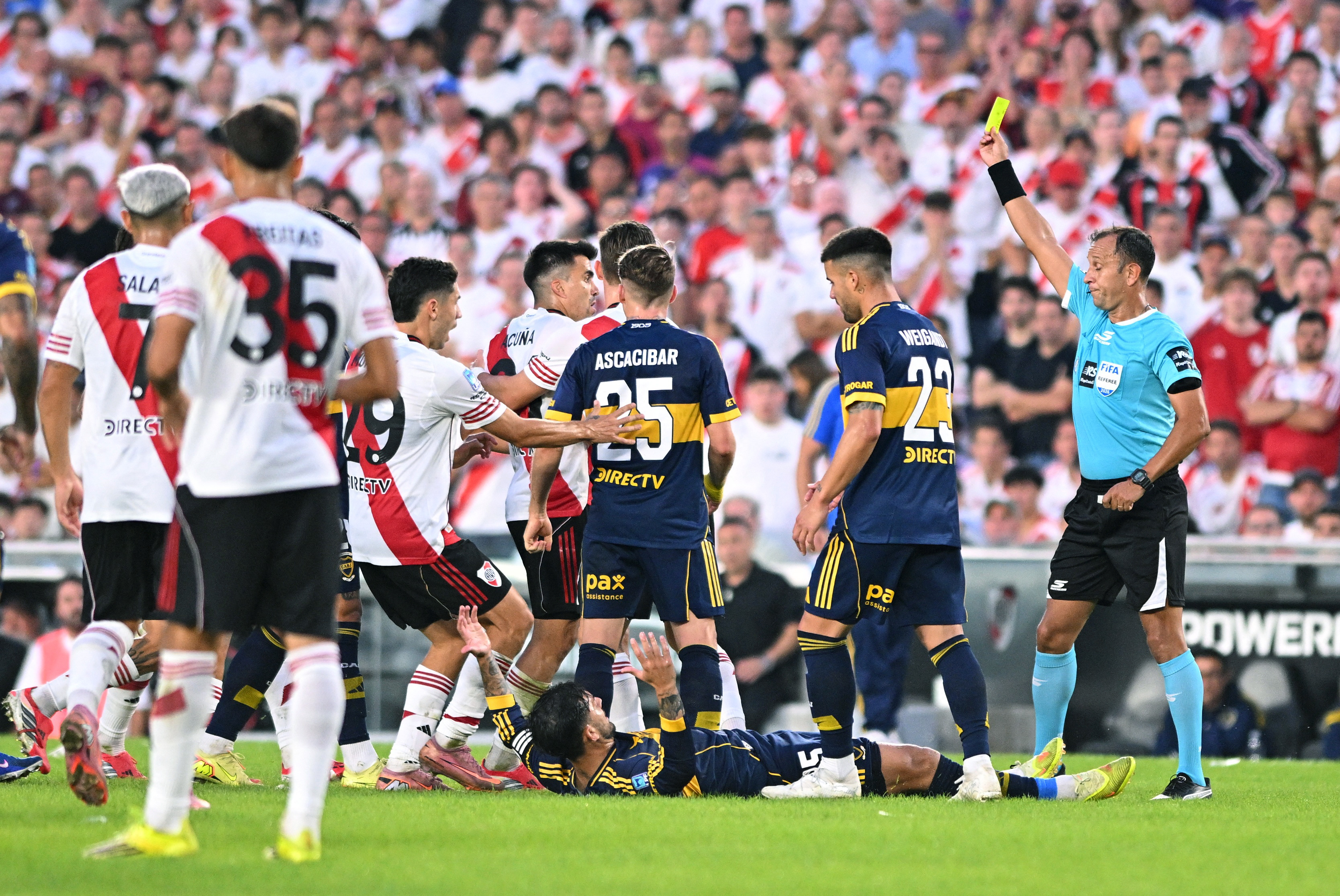 Empujones y dos amarillas: el &aacute;spero cruce entre Acu&ntilde;a y Paredes en el Supercl&aacute;sico entre River Plate y Boca Juniors