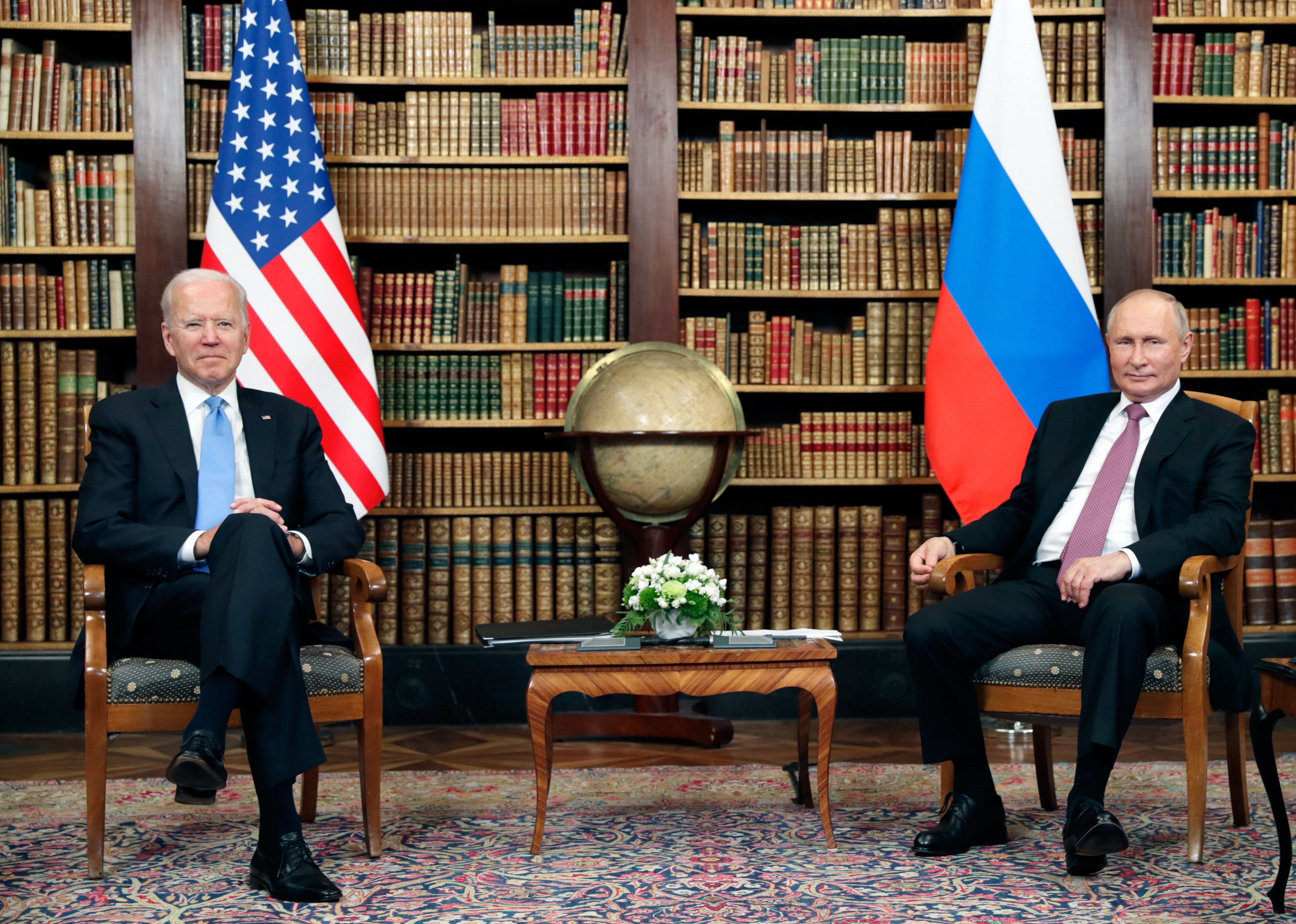 Cumbre entre los presidentes de EEUU y Rusia, Joe Biden (i) y Vladímir Putin, en Ginebra en una imagen del pasado mes de junio. EFE/EPA/MIKHAIL METZEL/SPUTNIK/KREMLIN POOL / POOL MANDATORY CREDIT[MANDATORY CREDIT]
