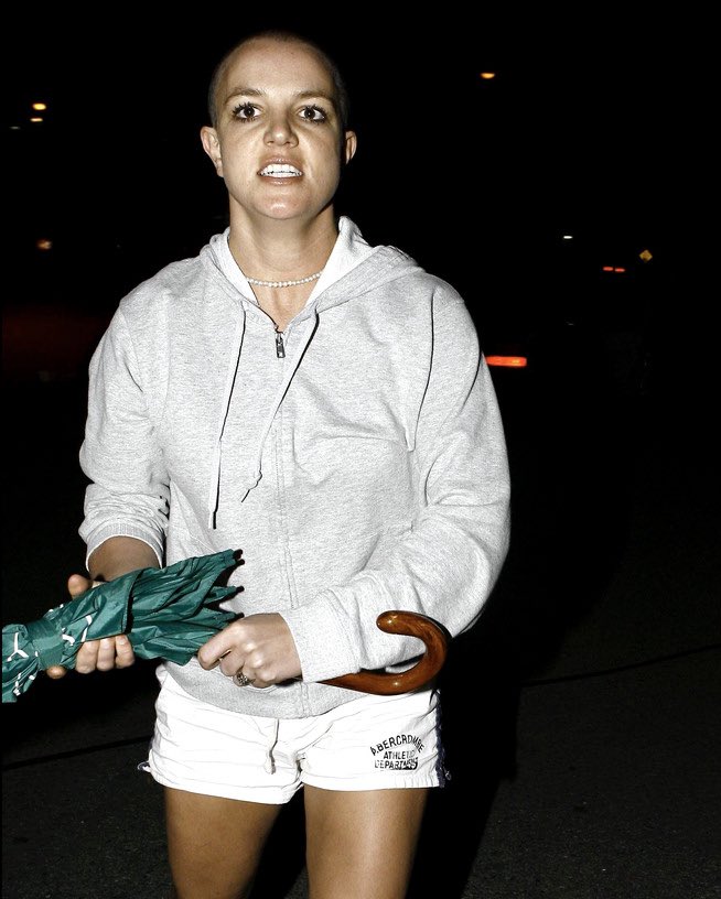 El peor momento de Britney, rapada y violenta. En 2007 perdió la custodia de sus hijos, fue internada en un neuropsiquiátrico y su padre consiguió la curatela con la que tuvo control durante 13 años sobre su hija (Fotos: @Maximo_slri)