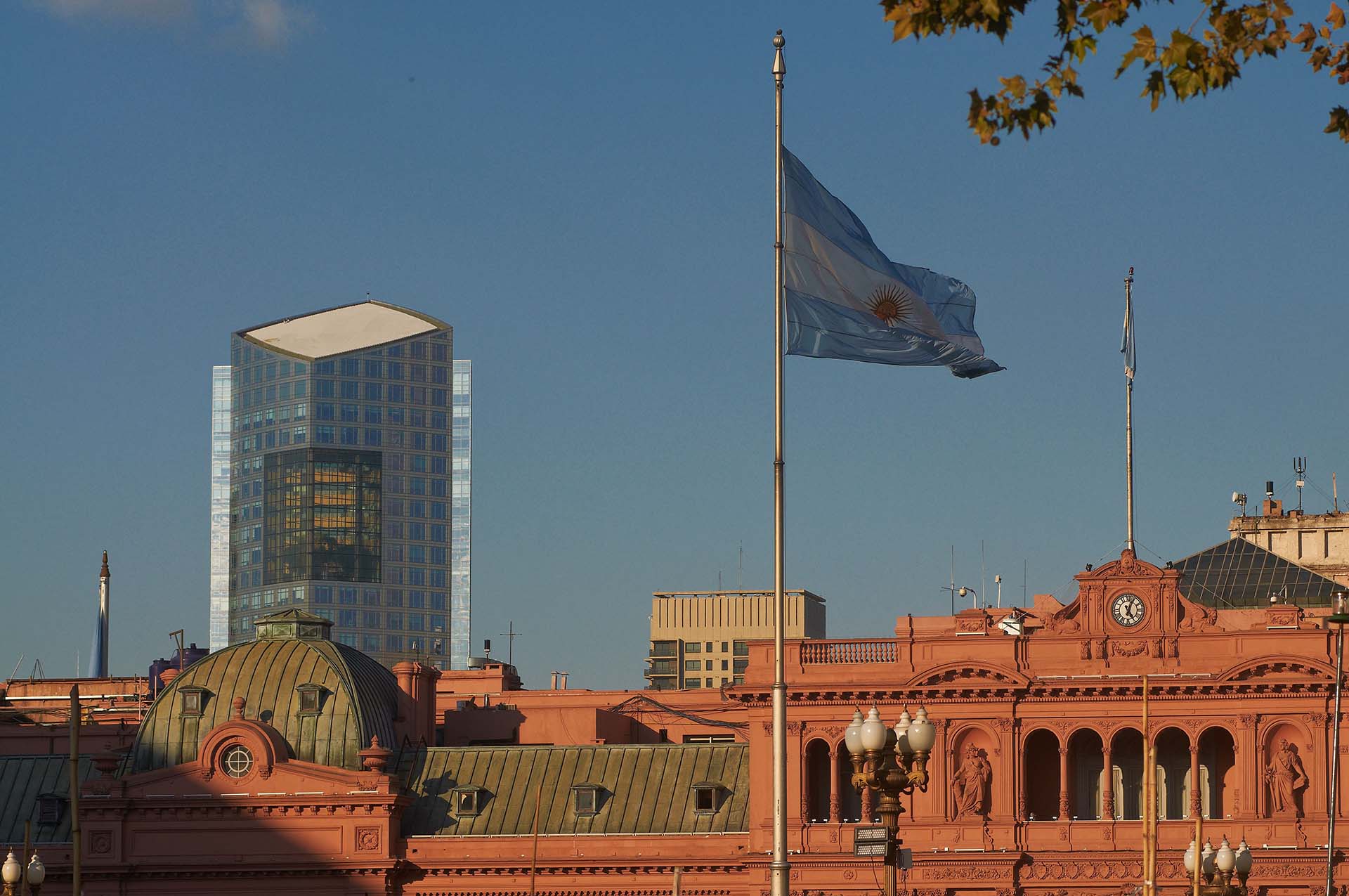 Vista desde Plaza de Mayo del edificio que diseñó el arquitecto tucumano César Pelli