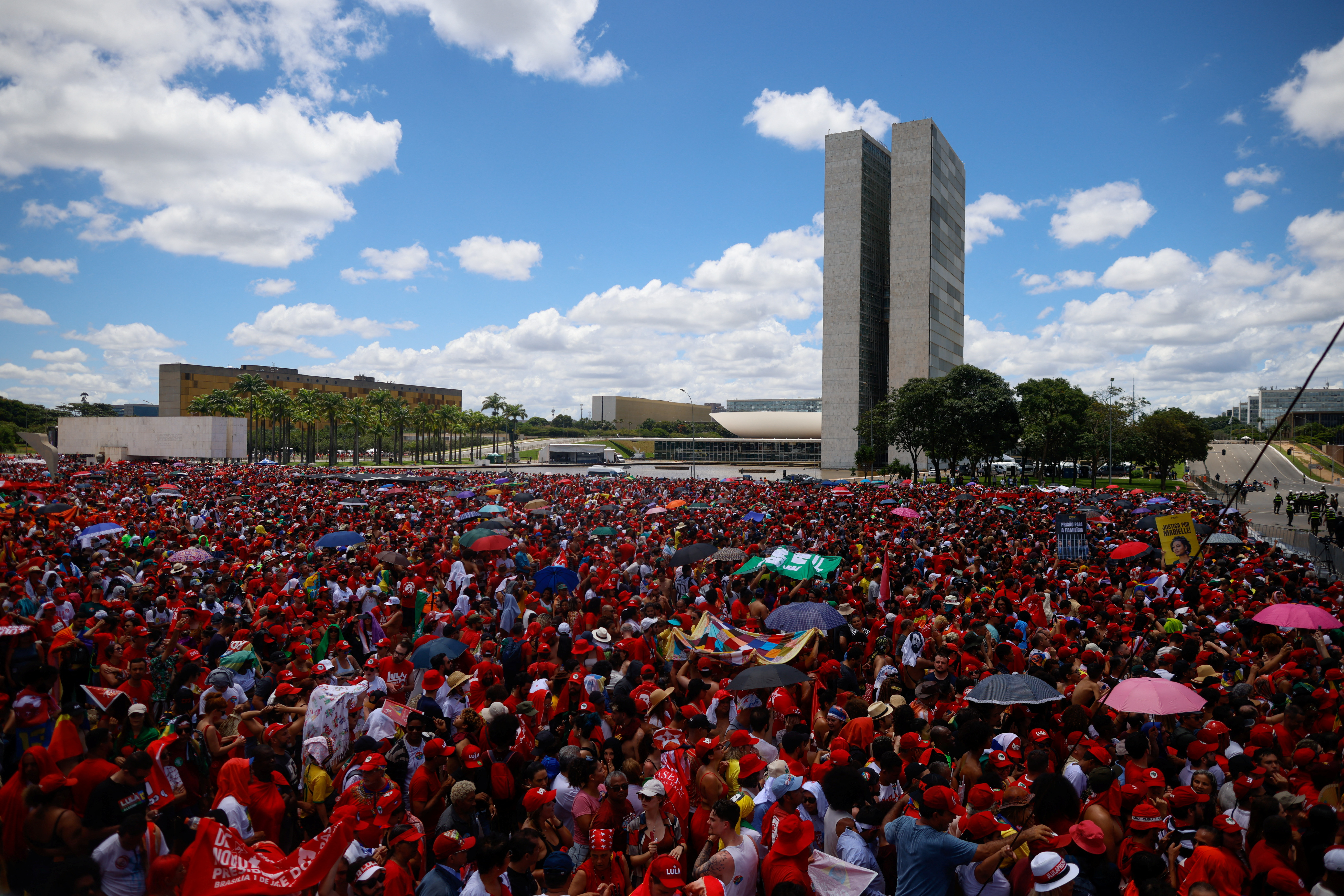 Mientras Lula daba su primer discurso, miles de personas esperaban fuera del congreso para el megaconcierto de cierre de ceremonia