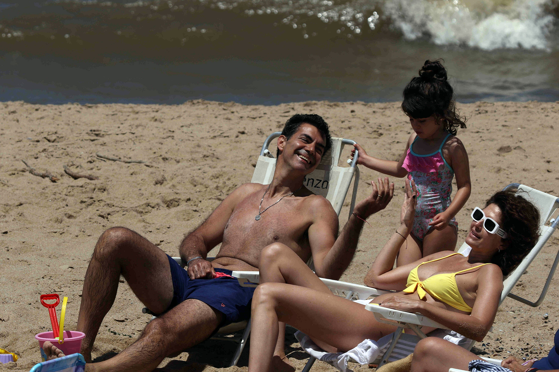 La familia conformada por Isabel Macedo, Juan Manuel Urtubey y sus hijas, Belita y Julia, disfrutaron de la playa en Punta del Este (RS Fotos)