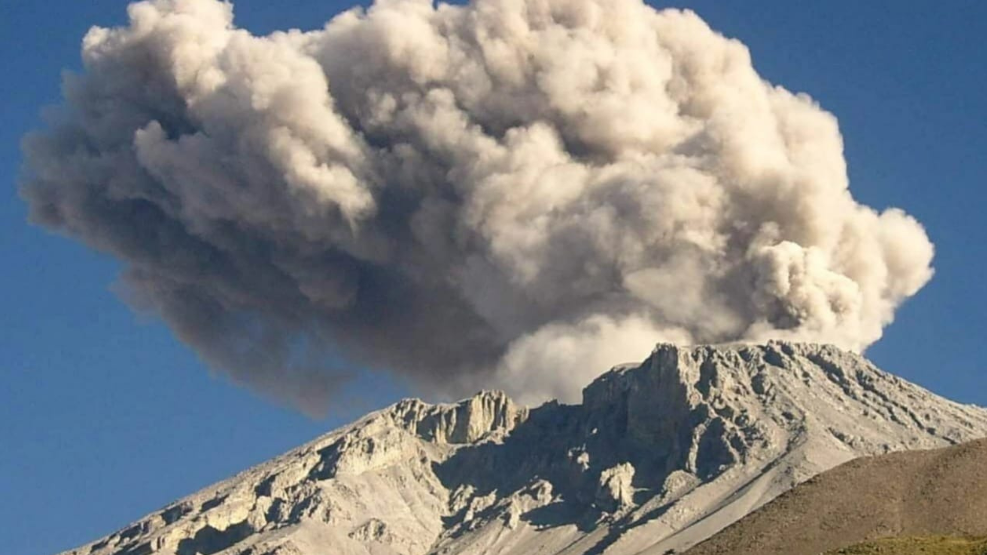 Volcán Ubinas empezó a emitir gases tóxicos que han afectado a localidades arequipeñas. (Foto: Moquegua TV)