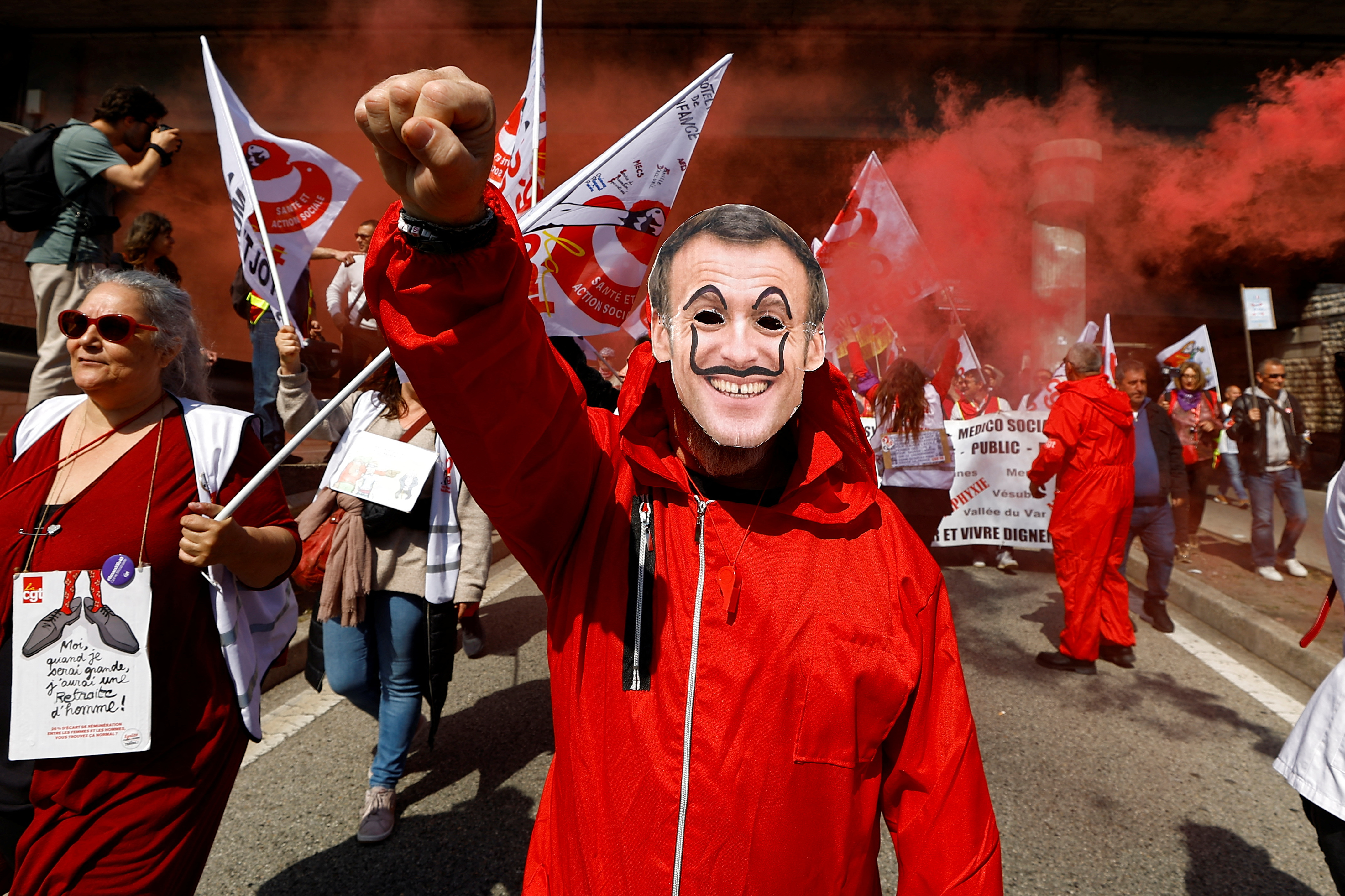 Un manifestante, con una máscara que representa al presidente francés Emmanuel Macron en Niza (REUTERS/Eric Gaillard)