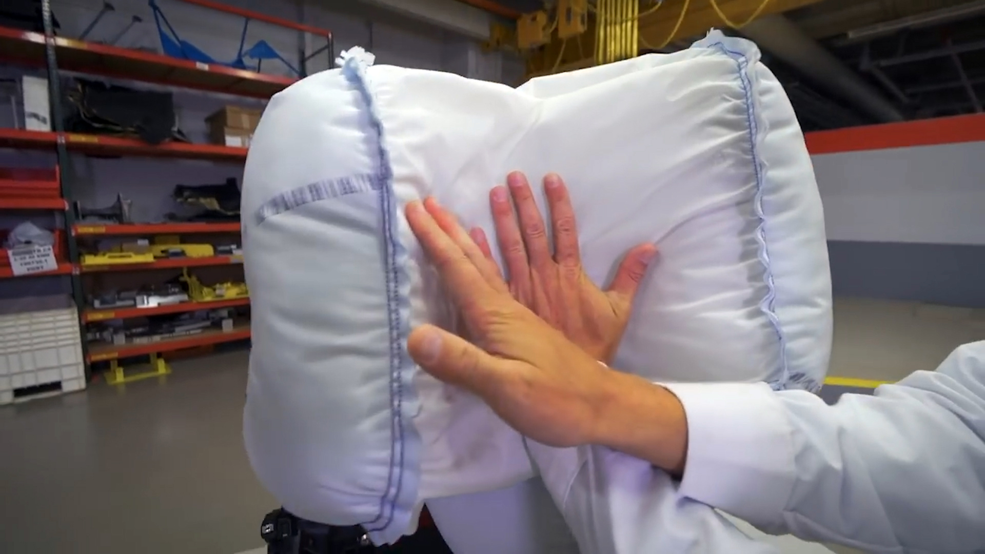 La bolsa de aire tiene tres partes, una central y dos laterales, complementadas por un "panel de vela" que une todos los elementos