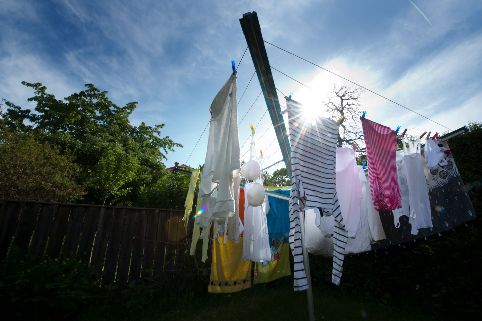 Ahorrar y cuidar la ropa secándola al aire libre - Infobae
