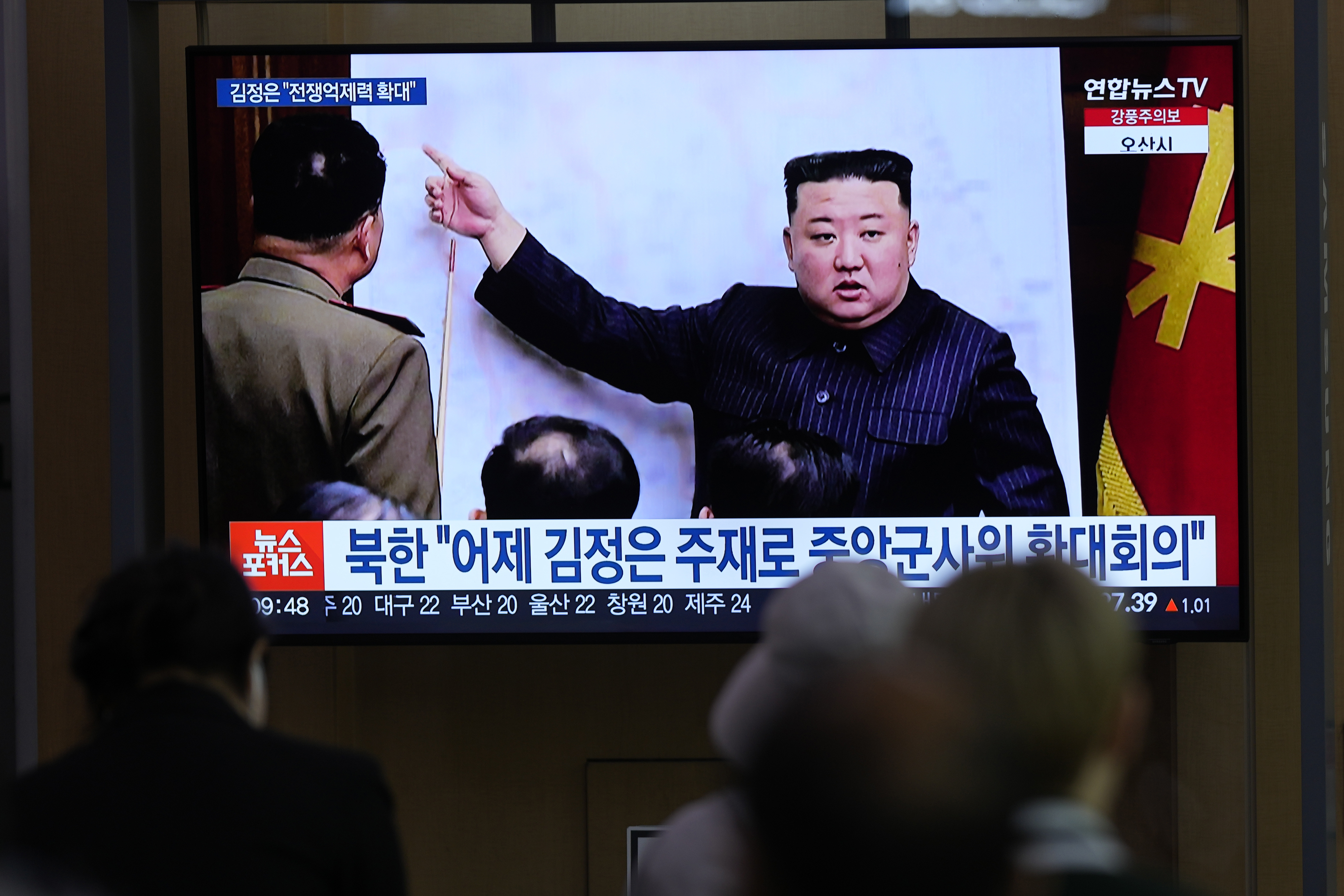 Una pantalla de televisión muestra al gobernante norcoreano Kim Jong Un en un programa noticioso el martes 11 de abril de 2023, en la estación ferroviaria de Seúl, Corea del Sur. (AP Foto/Lee Jin-man, archivo)