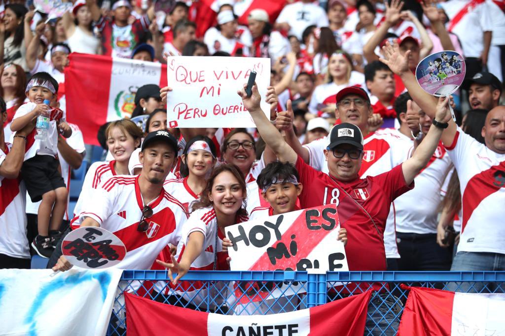 Perú vs Japón: los hinchas peruanos presente en el estadio Panasonic de Siuta