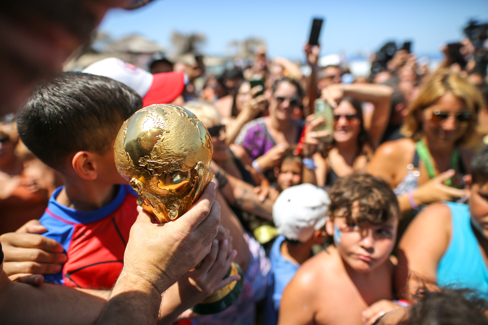 La réplica de la Copa del Mundo paseó entre turistas por las playas de Mar del Plata (Fotos Christian Heit)