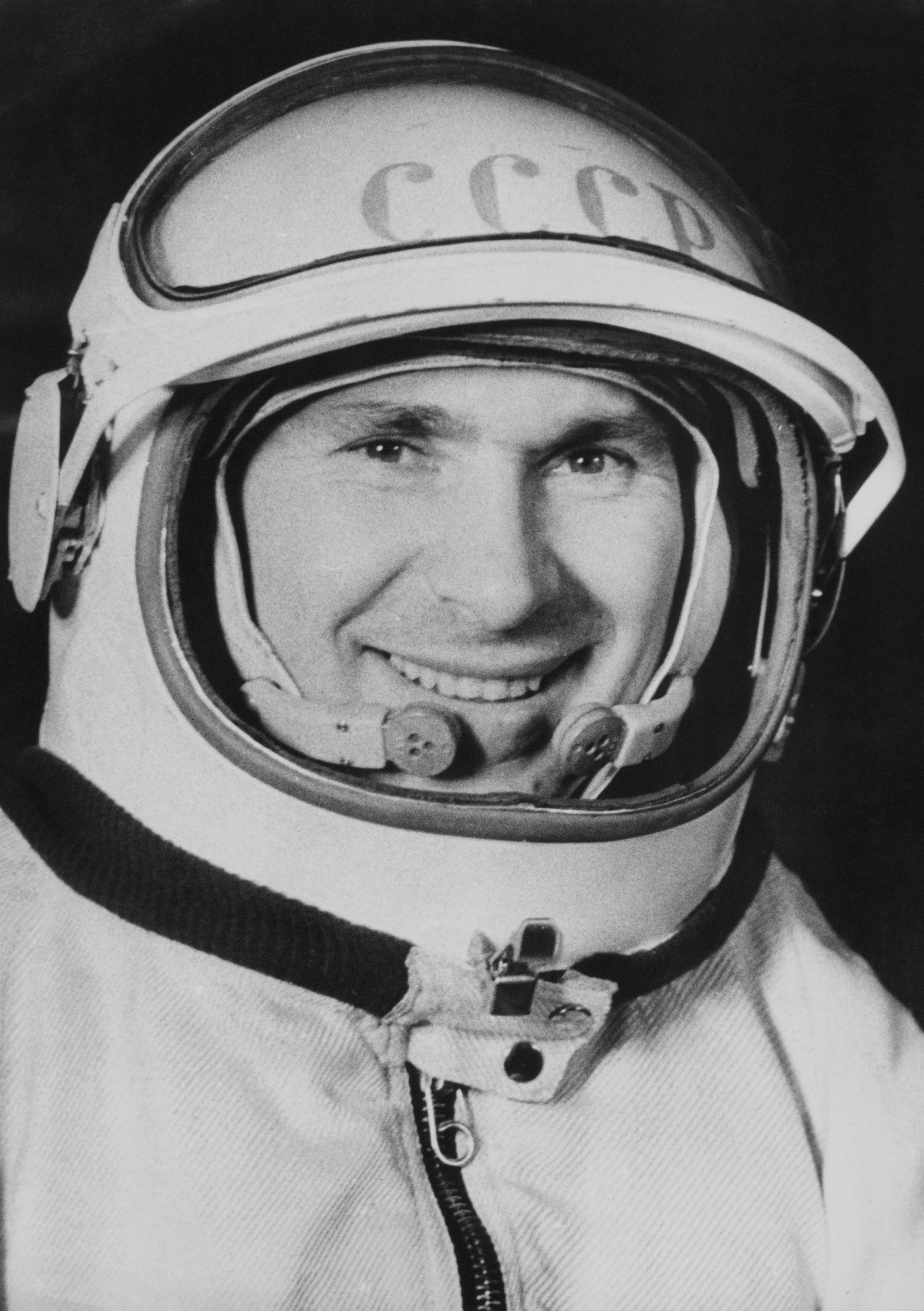 El astronauta soviético Coronel Pavel Belyayev (1925 - 1970) en su traje espacial, 1965. En ese año, comandó la misión espacial Voskhod 2 junto con Leonov, quien hizo la primera caminata espacial (Foto de Keystone/Hulton Archive/Getty Images)