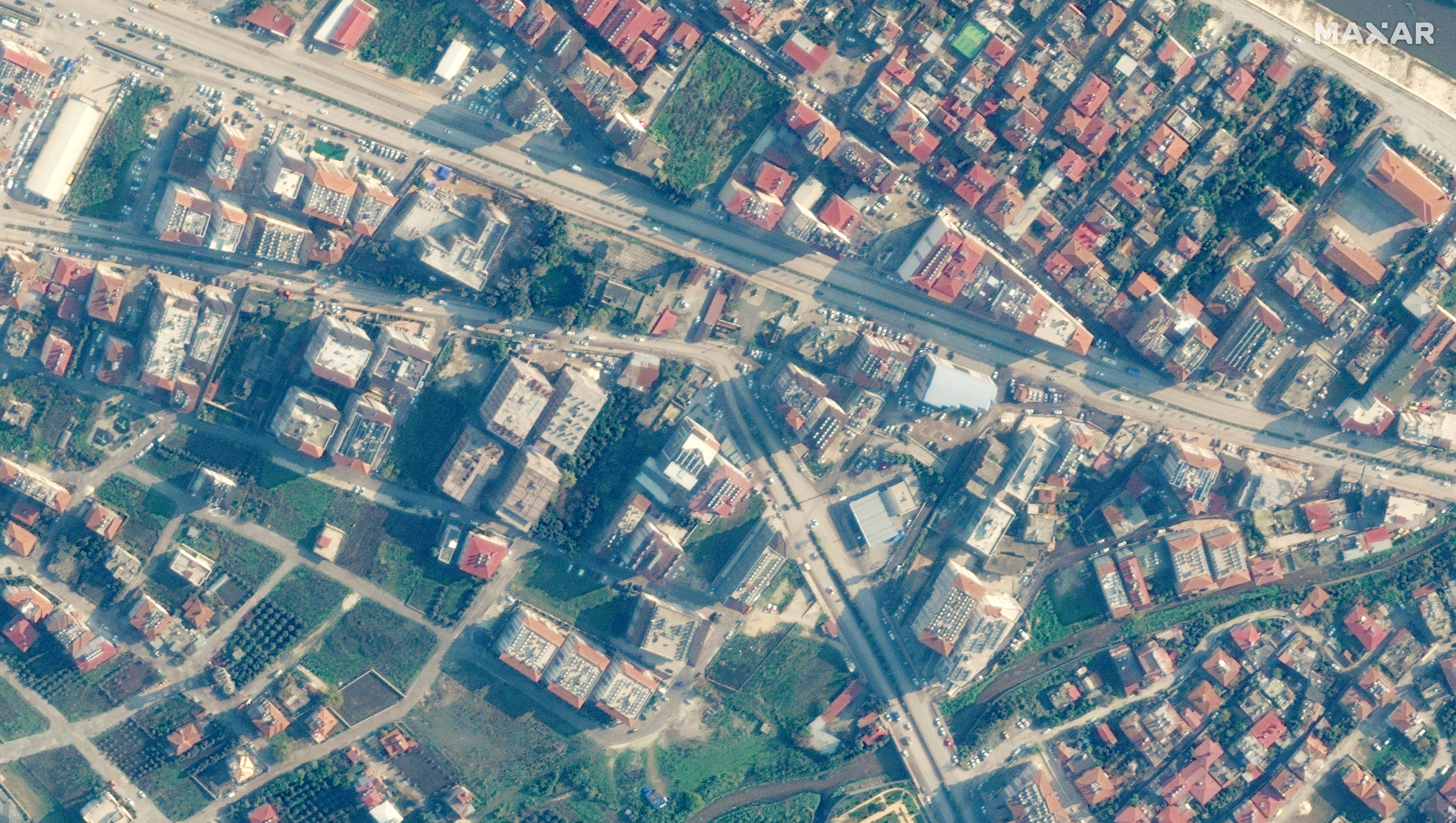 Así se veían dos meses antes del terremoto, los edificios en una zona de Antakya. Imagen satelital ©2023 Maxar Technologies/Handout via REUTERS 
