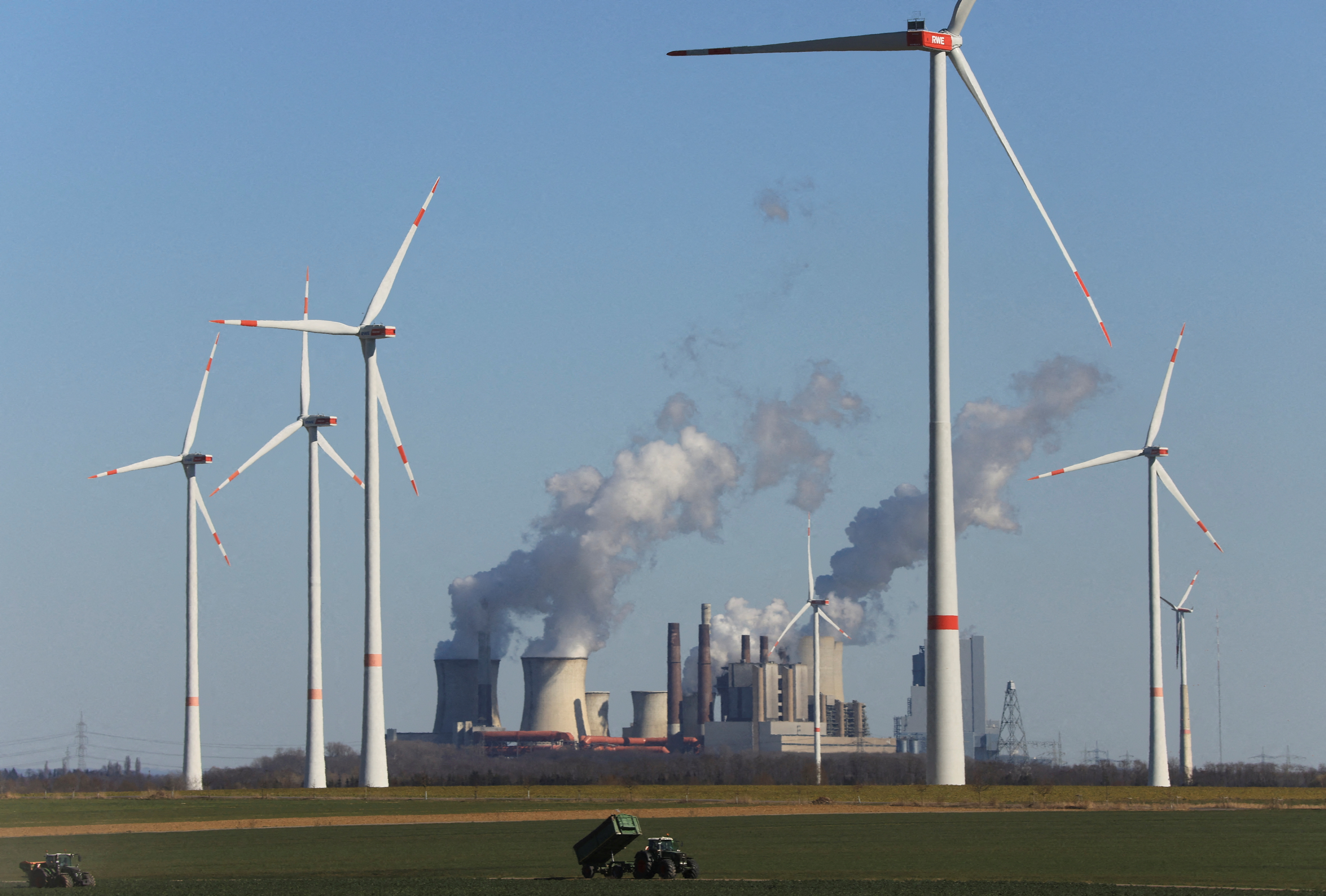 Molinos que generan energía renovable junto a una planta de carbon en Alemania (REUTERS/Wolfgang Rattay)