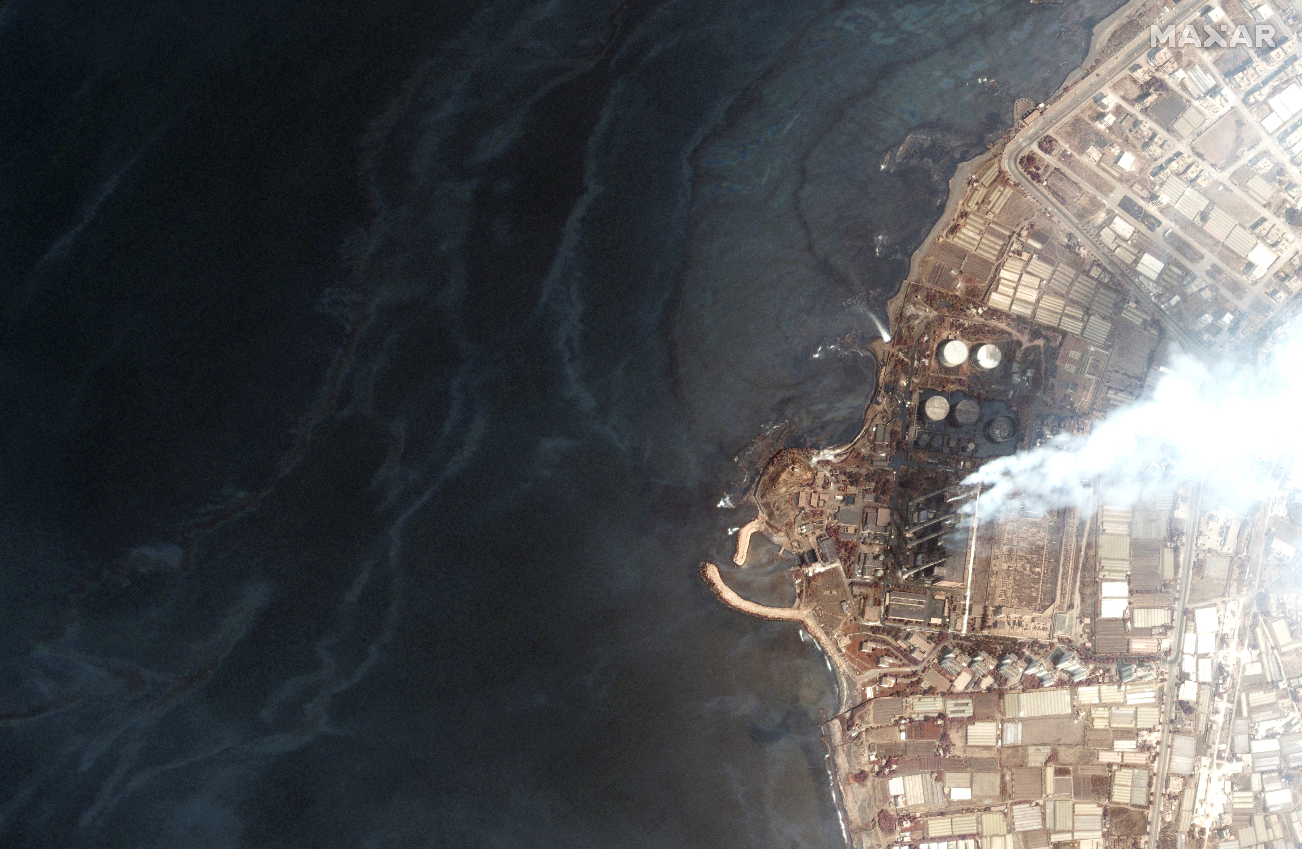 Una imagen de satélite muestra la central eléctrica de Baniyas en Baniyas, Siria, y la marea negra en el mar Mediterráneo, el 28 de agosto de 2021. Fotografía tomada el 28 de agosto de 2021. (Maxar Technologies/REUTERS)