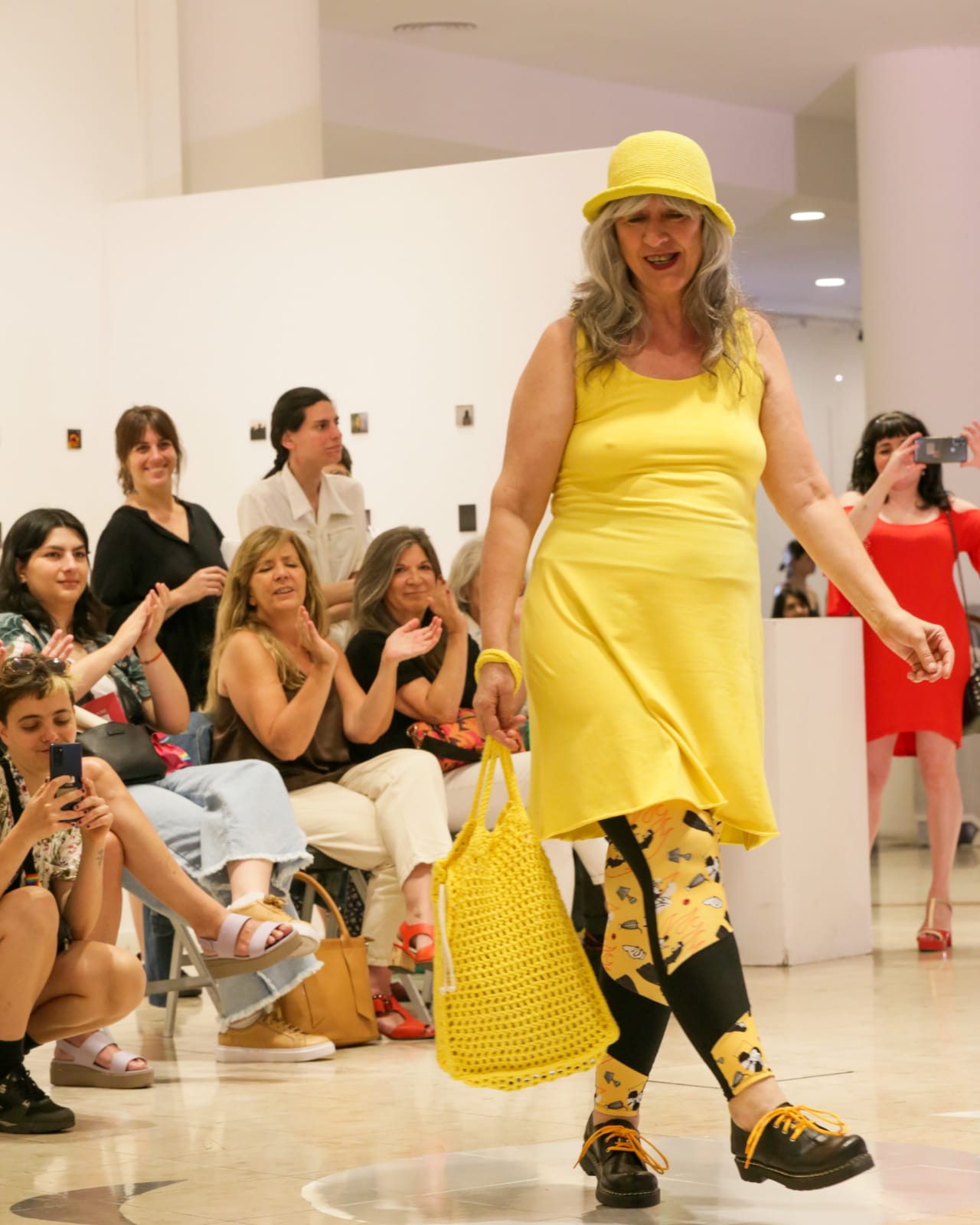 "El desfile fue un regalo inesperado", dijo una de las modelos, Gaby Schulz, con un vestido amarillo que acompañaba sus formas
