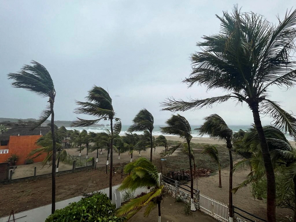 VIDEO: así irrumpió el Huracán Agatha en Puerto Escondido, Oaxaca