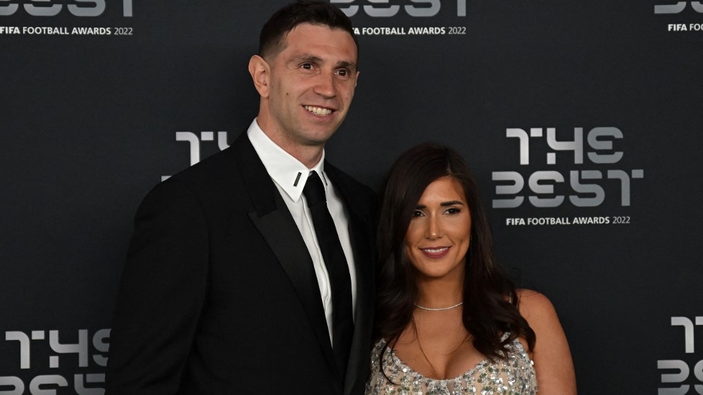 Argentina and Aston Villa goalkeeper Emiliano Martinez (L) and his wife Amanda pose upon arrival to attend the Best FIFA Football Awards 2022 ceremony in Paris on February 27, 2023. (Photo by FRANCK FIFE / AFP)