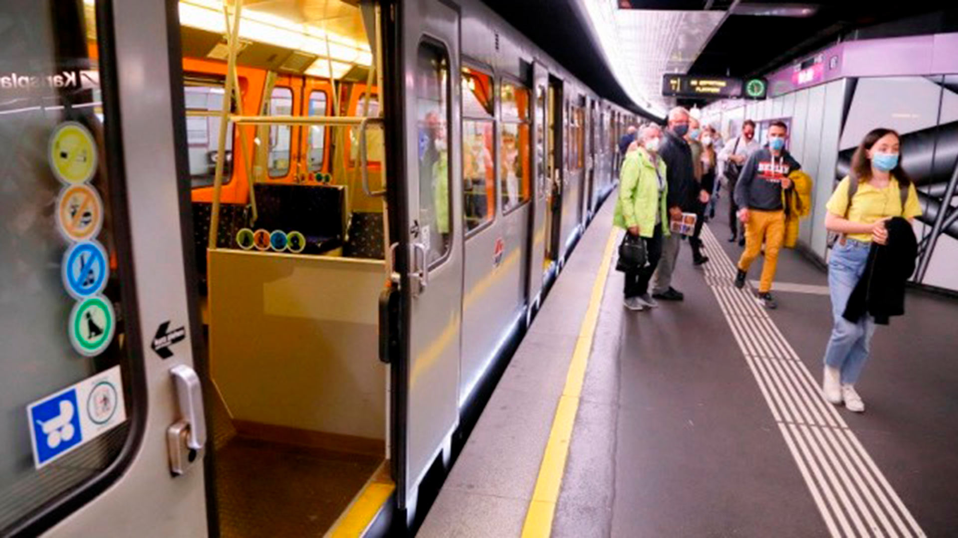 Si bien el uso del barbijo dejó de ser obligatorio en el metro de Buenos Aires a partir del jueves pasado, muchas personas optan por seguir usándolo (Foto/Reuters)